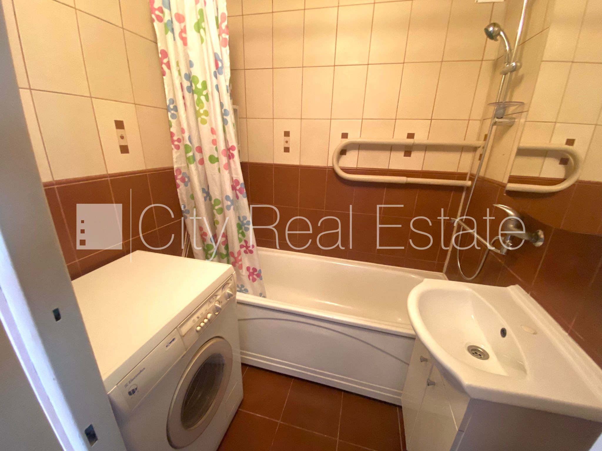 Sludinājumi. Fasādes māja, labiekārtots apzaļumots pagalms, vieta automašīnai, ir lifts, lodžija, logi vērsti uz Cena: 320 EUR/mēn Foto #9