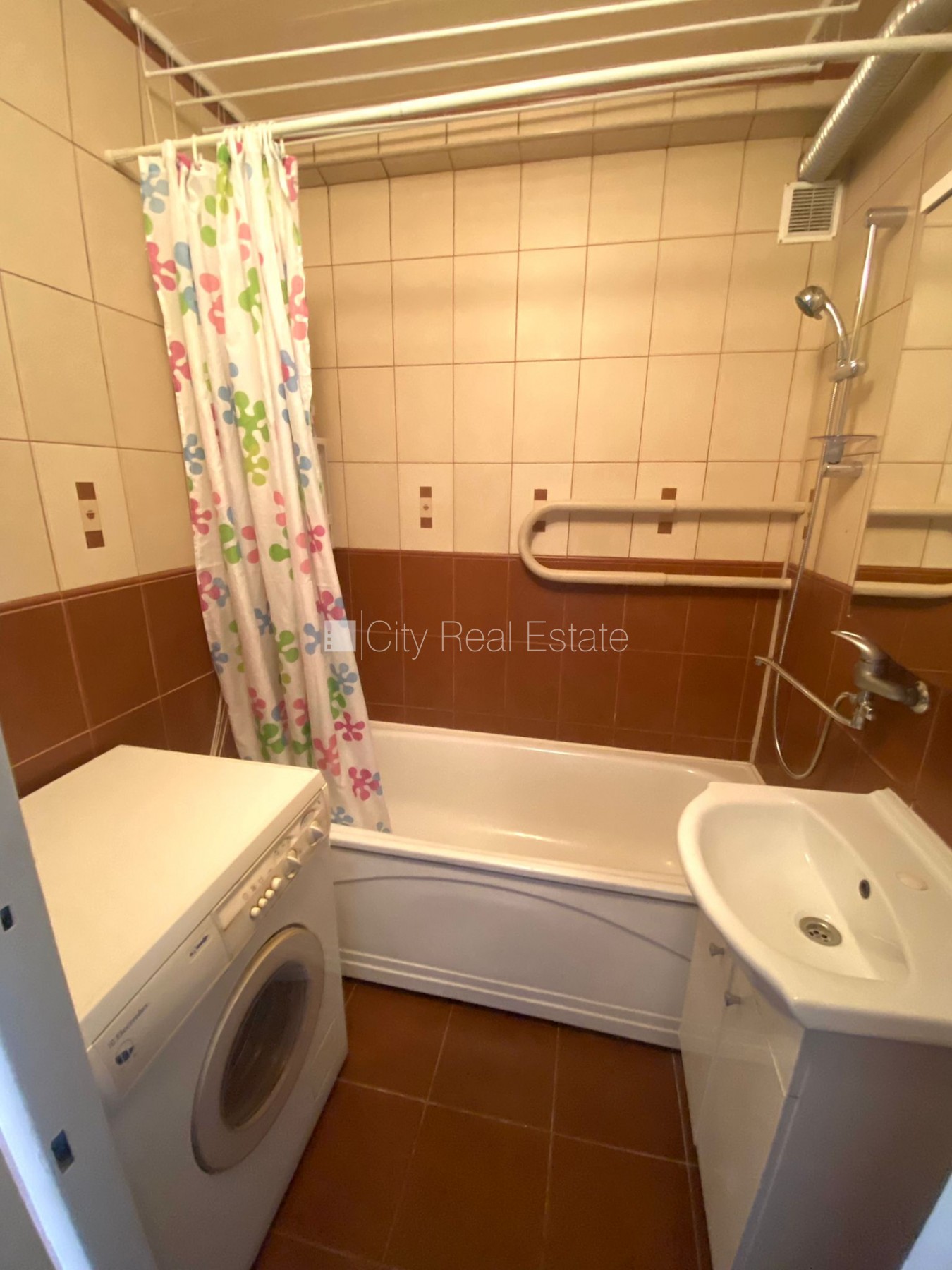 Sludinājumi. Fasādes māja, labiekārtots apzaļumots pagalms, vieta automašīnai, ir lifts, lodžija, logi vērsti uz Cena: 320 EUR/mēn Foto #10