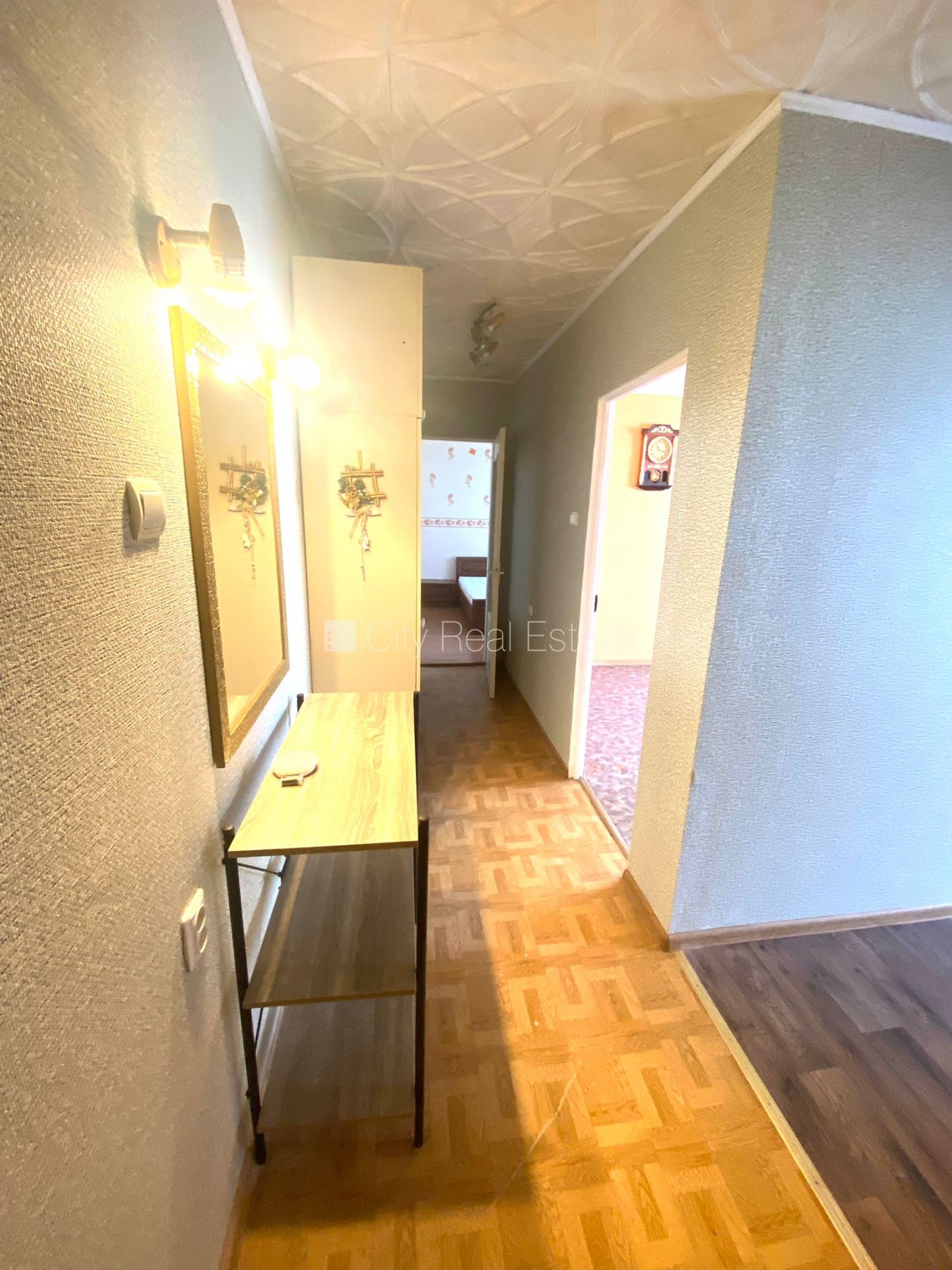 Sludinājumi. Fasādes māja, labiekārtots apzaļumots pagalms, vieta automašīnai, ir lifts, lodžija, logi vērsti uz Cena: 320 EUR/mēn Foto #12