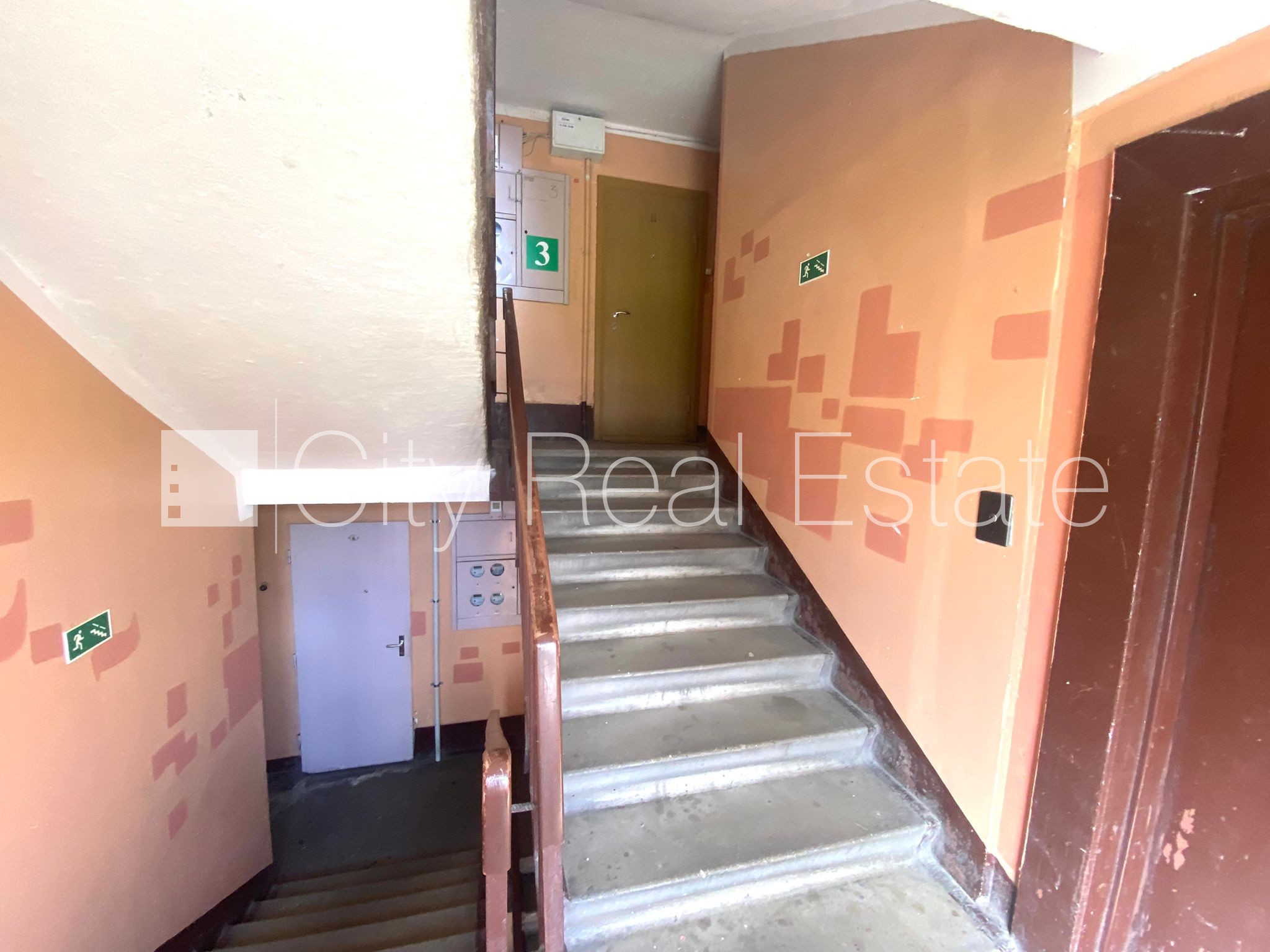 Sludinājumi. Fasādes māja, labiekārtots apzaļumots pagalms, vieta automašīnai, ir lifts, lodžija, logi vērsti uz Cena: 320 EUR/mēn Foto #13