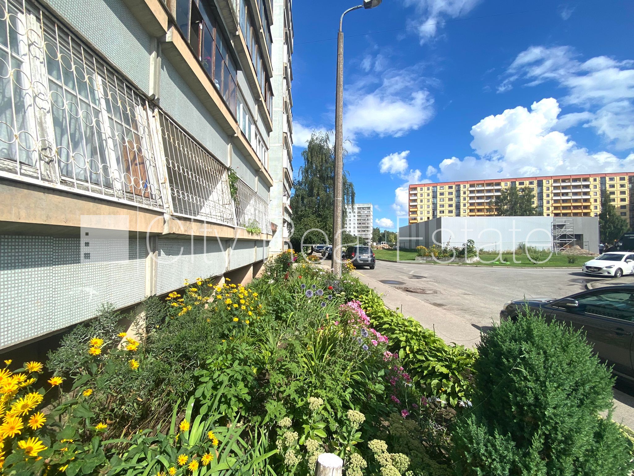 Sludinājumi. Fasādes māja, labiekārtots apzaļumots pagalms, vieta automašīnai, ir lifts, lodžija, logi vērsti uz Cena: 320 EUR/mēn Foto #15