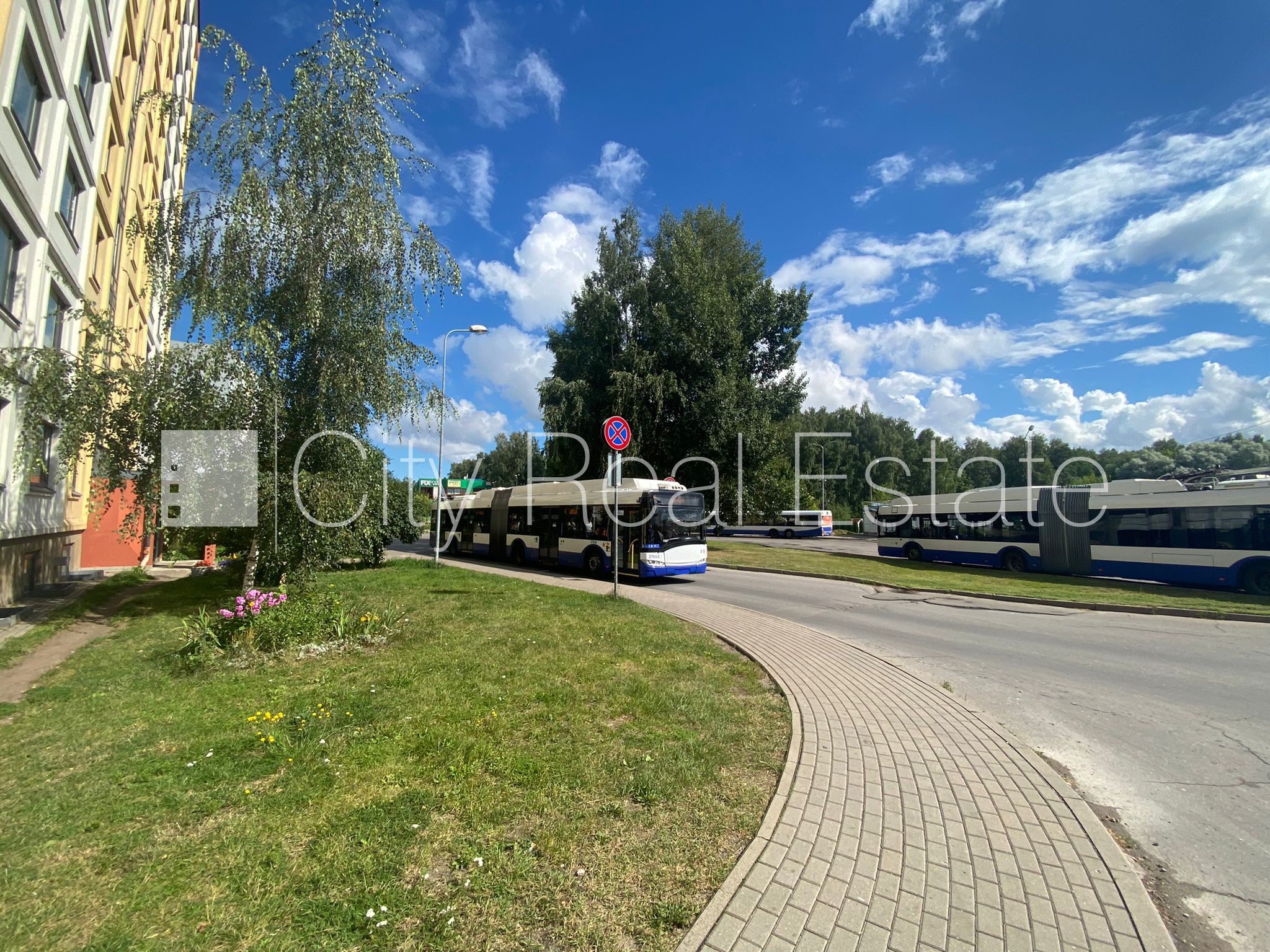 Sludinājumi. Fasādes māja, labiekārtots apzaļumots pagalms, vieta automašīnai, ir lifts, lodžija, logi vērsti uz Cena: 320 EUR/mēn Foto #16