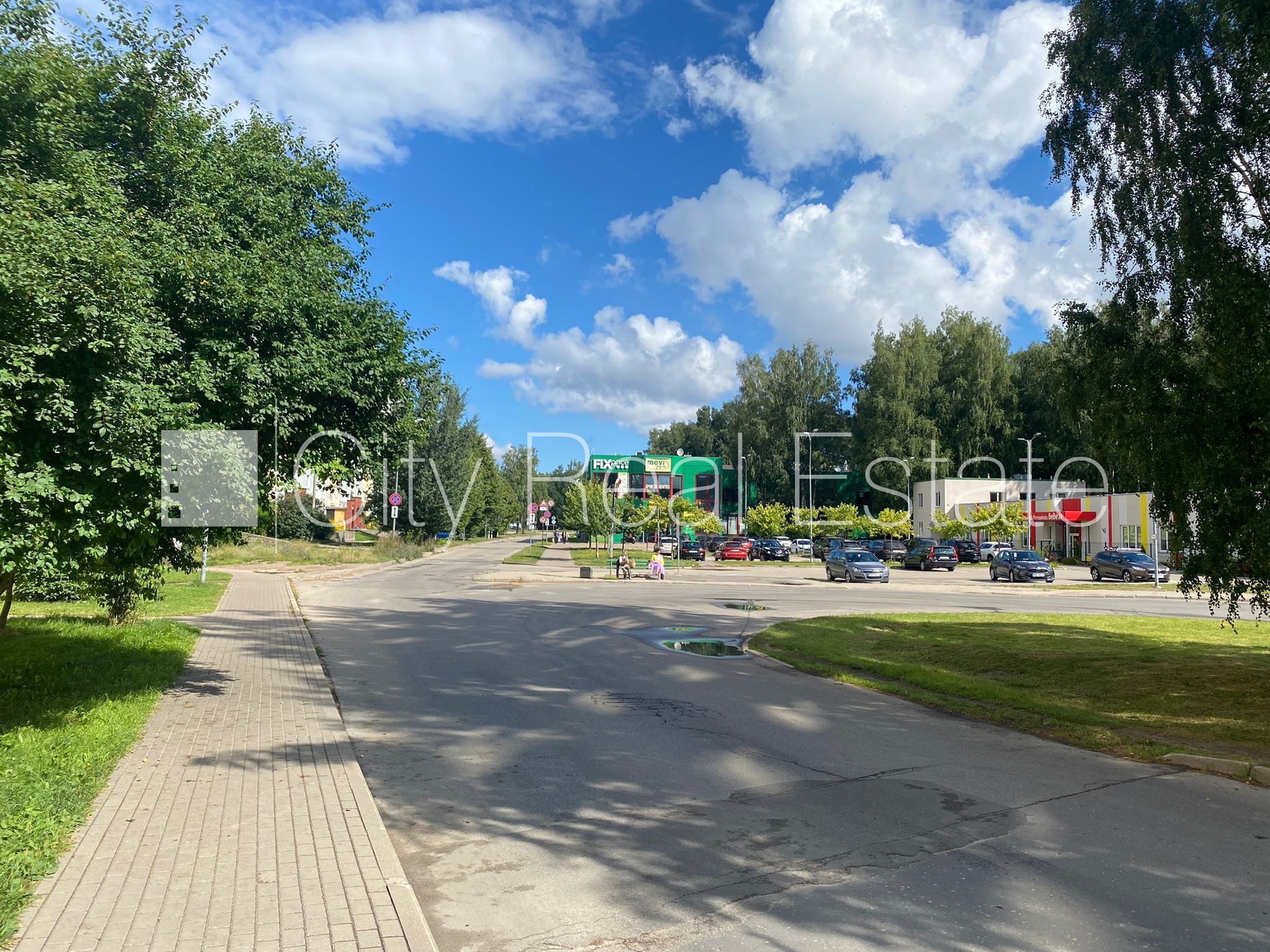 Sludinājumi. Fasādes māja, labiekārtots apzaļumots pagalms, vieta automašīnai, ir lifts, lodžija, logi vērsti uz Cena: 320 EUR/mēn Foto #17