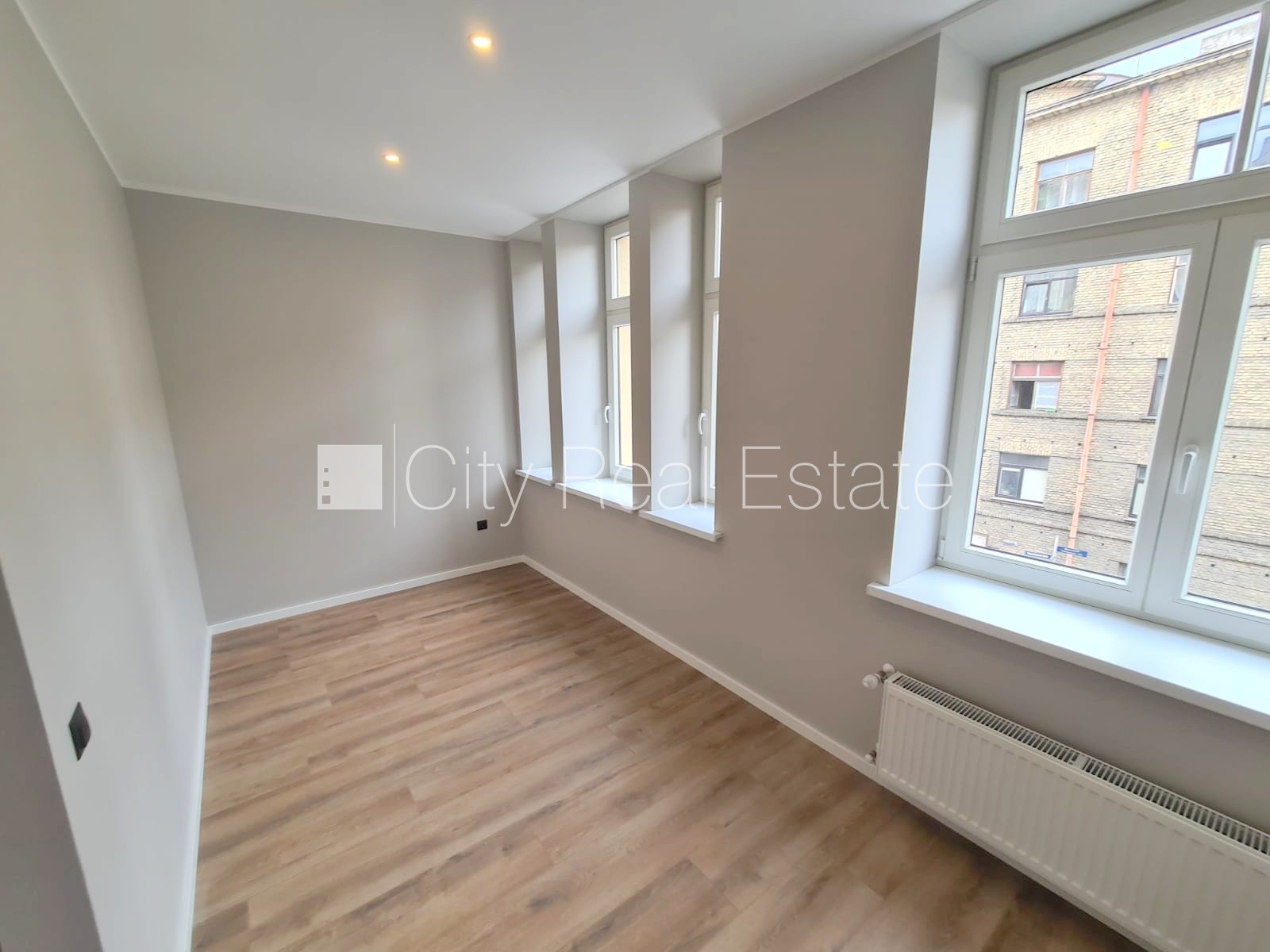 Sludinājumi. Fasādes māja, renovēta māja, slēgts pagalms, ieeja no pagalma, kāpņu telpa pēc kapitālā remonta, Cena: 330 EUR/mēn Foto #2