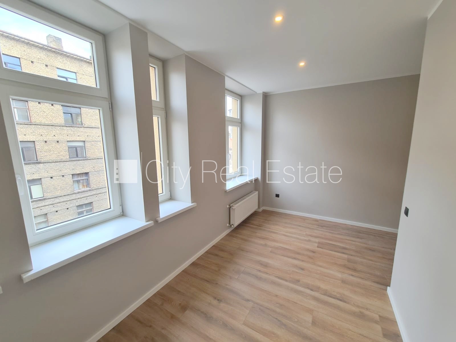 Sludinājumi. Fasādes māja, renovēta māja, slēgts pagalms, ieeja no pagalma, kāpņu telpa pēc kapitālā remonta, Cena: 330 EUR/mēn Foto #3