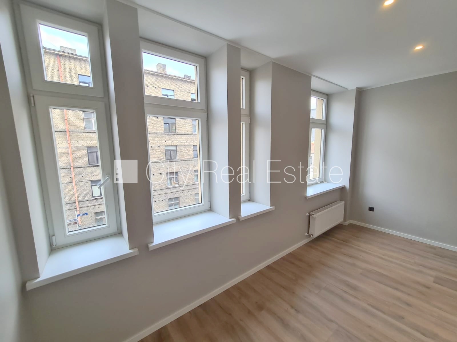 Sludinājumi. Fasādes māja, renovēta māja, slēgts pagalms, ieeja no pagalma, kāpņu telpa pēc kapitālā remonta, Cena: 330 EUR/mēn Foto #1