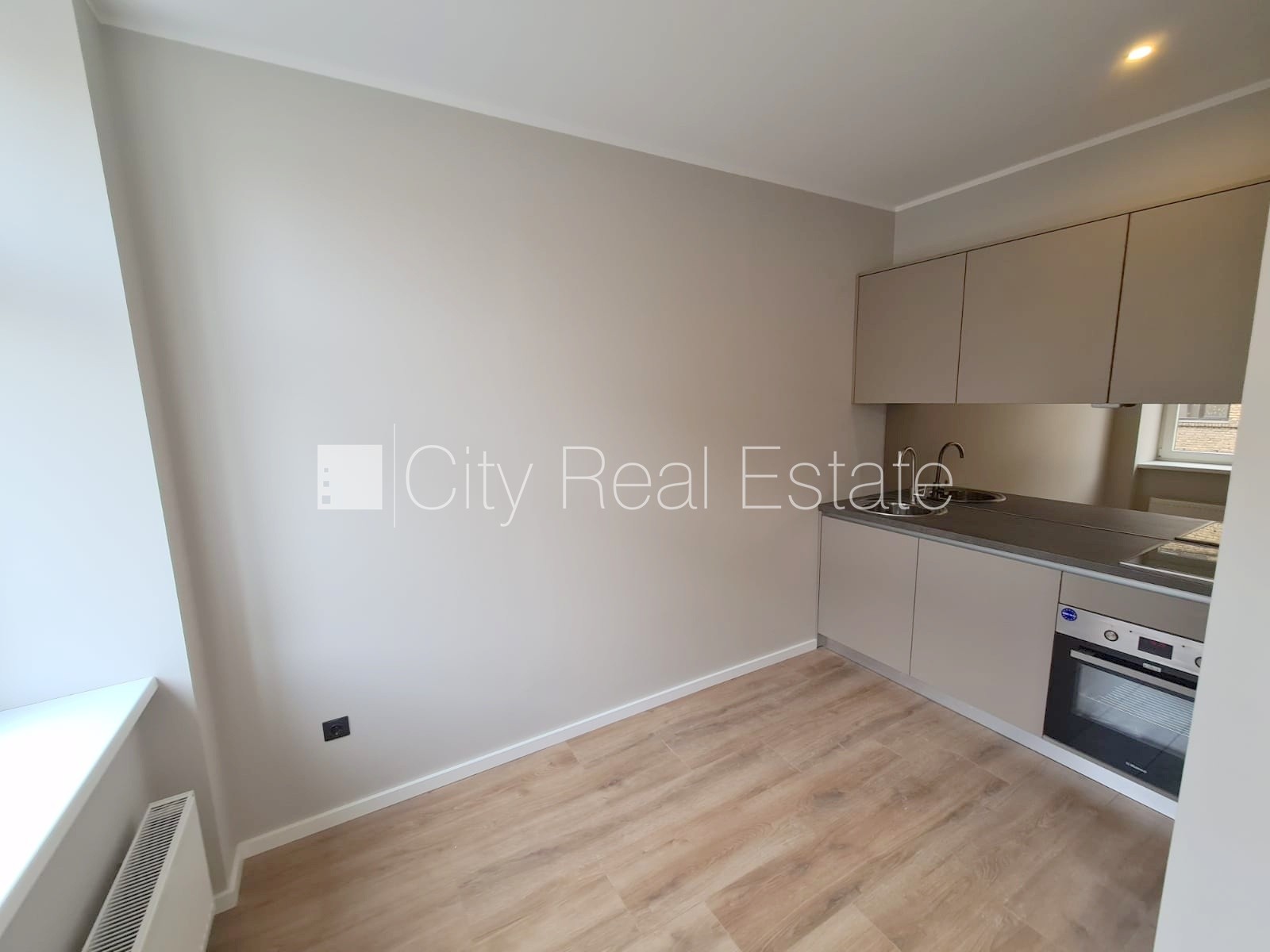 Sludinājumi. Fasādes māja, renovēta māja, slēgts pagalms, ieeja no pagalma, kāpņu telpa pēc kapitālā remonta, Cena: 330 EUR/mēn Foto #5