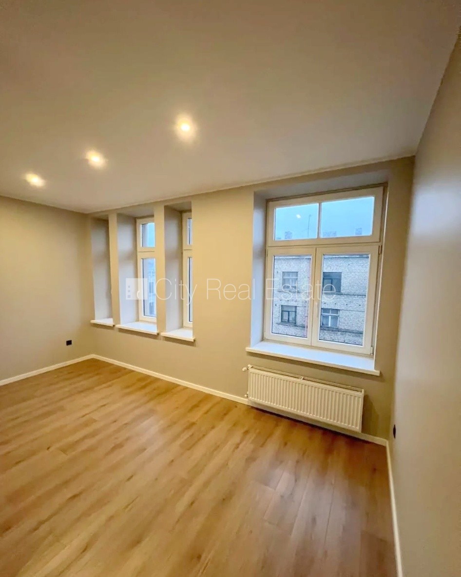 Sludinājumi. Fasādes māja, renovēta māja, slēgts pagalms, ieeja no pagalma, kāpņu telpa pēc kapitālā remonta, Cena: 330 EUR/mēn Foto #4