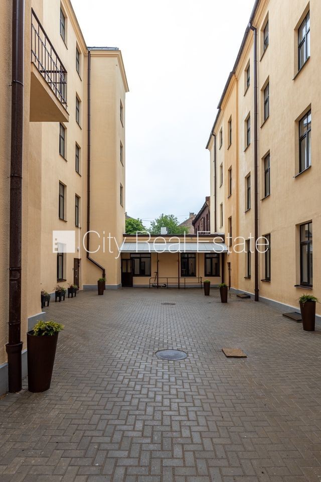 Sludinājumi. Fasādes māja, renovēta māja, slēgts pagalms, ieeja no ielas un pagalma, kāpņu telpa pēc kapitālā Cena: 320 EUR/mēn Foto #12