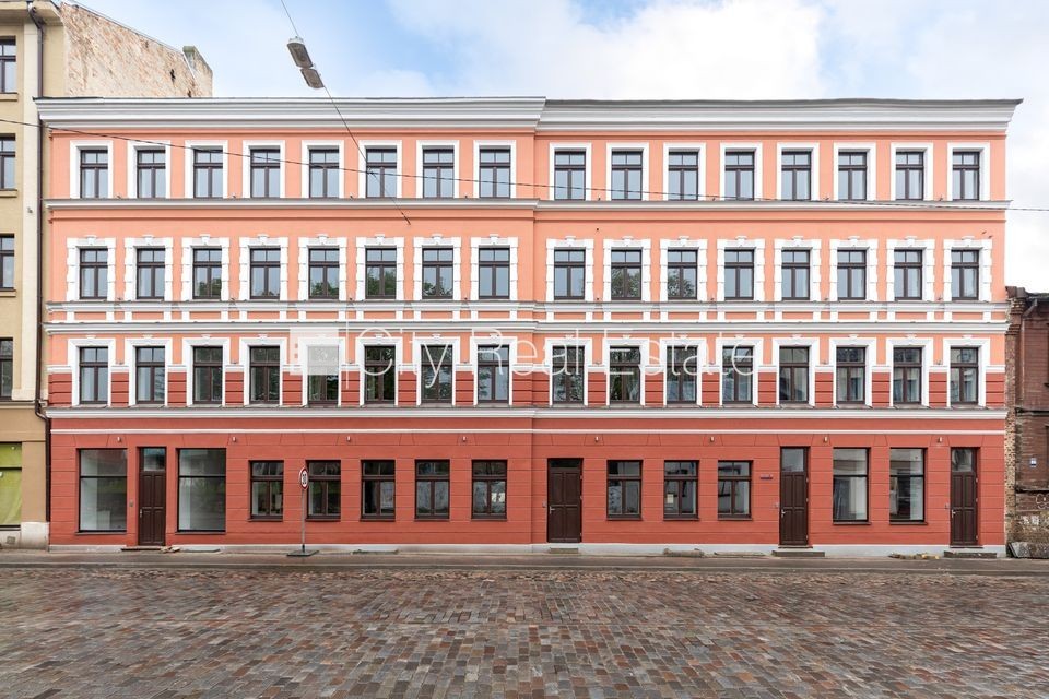 Sludinājumi. Fasādes māja, renovēta māja, slēgts pagalms, ieeja no ielas un pagalma, kāpņu telpa pēc kapitālā Cena: 320 EUR/mēn Foto #13