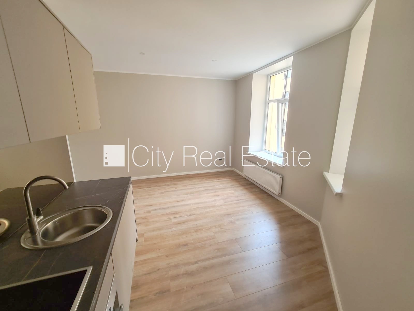 Sludinājumi. Fasādes māja, renovēta māja, slēgts pagalms, ieeja no ielas un pagalma, kāpņu telpa pēc kapitālā Cena: 320 EUR/mēn Foto #3