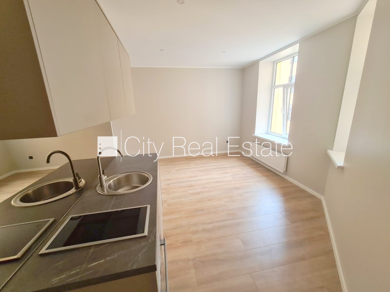 Sludinājumi. Fasādes māja, renovēta māja, slēgts pagalms, ieeja no ielas un pagalma, kāpņu telpa pēc kapitālā Cena: 320 EUR/mēn Foto #7