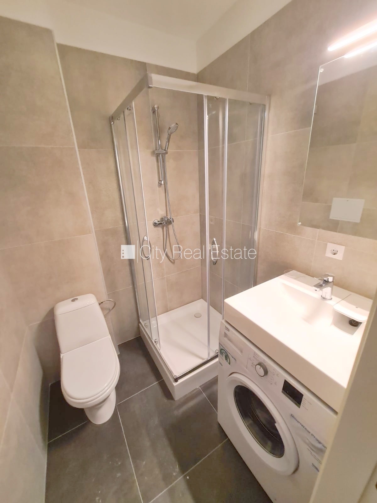 Sludinājumi. Fasādes māja, renovēta māja, slēgts pagalms, ieeja no ielas un pagalma, kāpņu telpa pēc kapitālā Cena: 320 EUR/mēn Foto #8