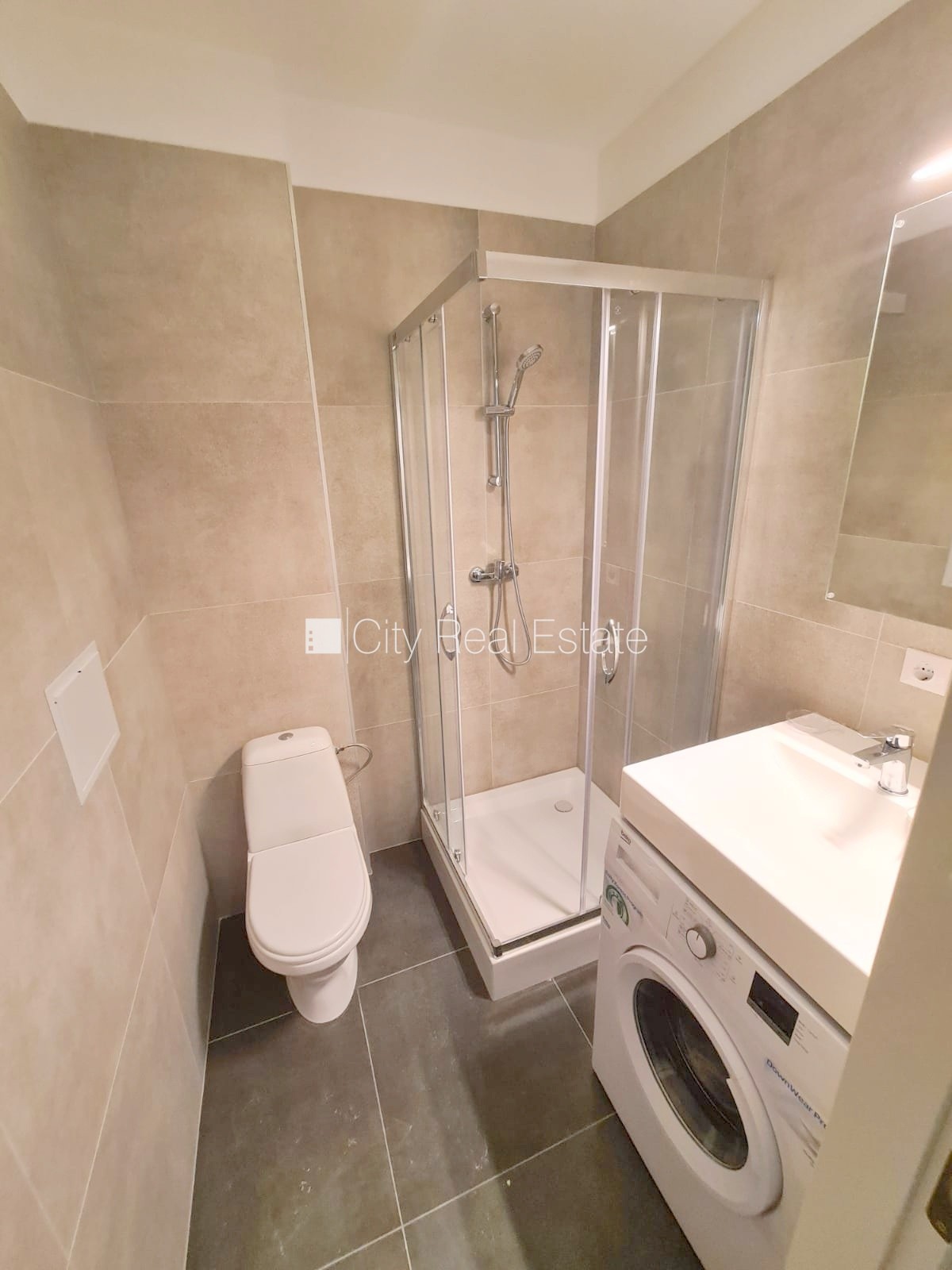 Sludinājumi. Fasādes māja, renovēta māja, slēgts pagalms, ieeja no ielas un pagalma, kāpņu telpa pēc kapitālā Cena: 320 EUR/mēn Foto #9