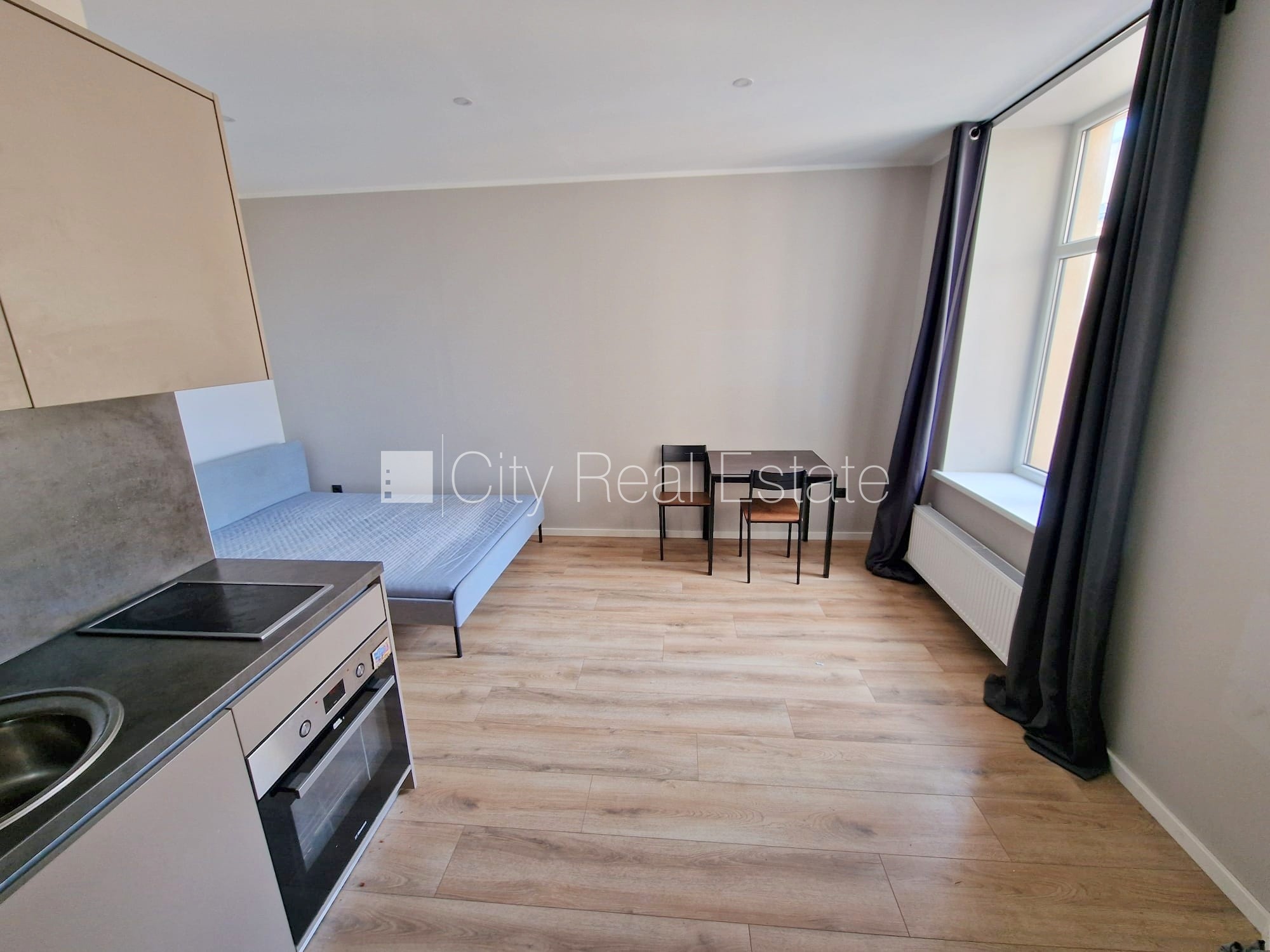 Sludinājumi. Fasādes māja, renovēta māja, slēgts pagalms, ieeja no ielas un pagalma, kāpņu telpa pēc kapitālā Cena: 320 EUR/mēn Foto #1