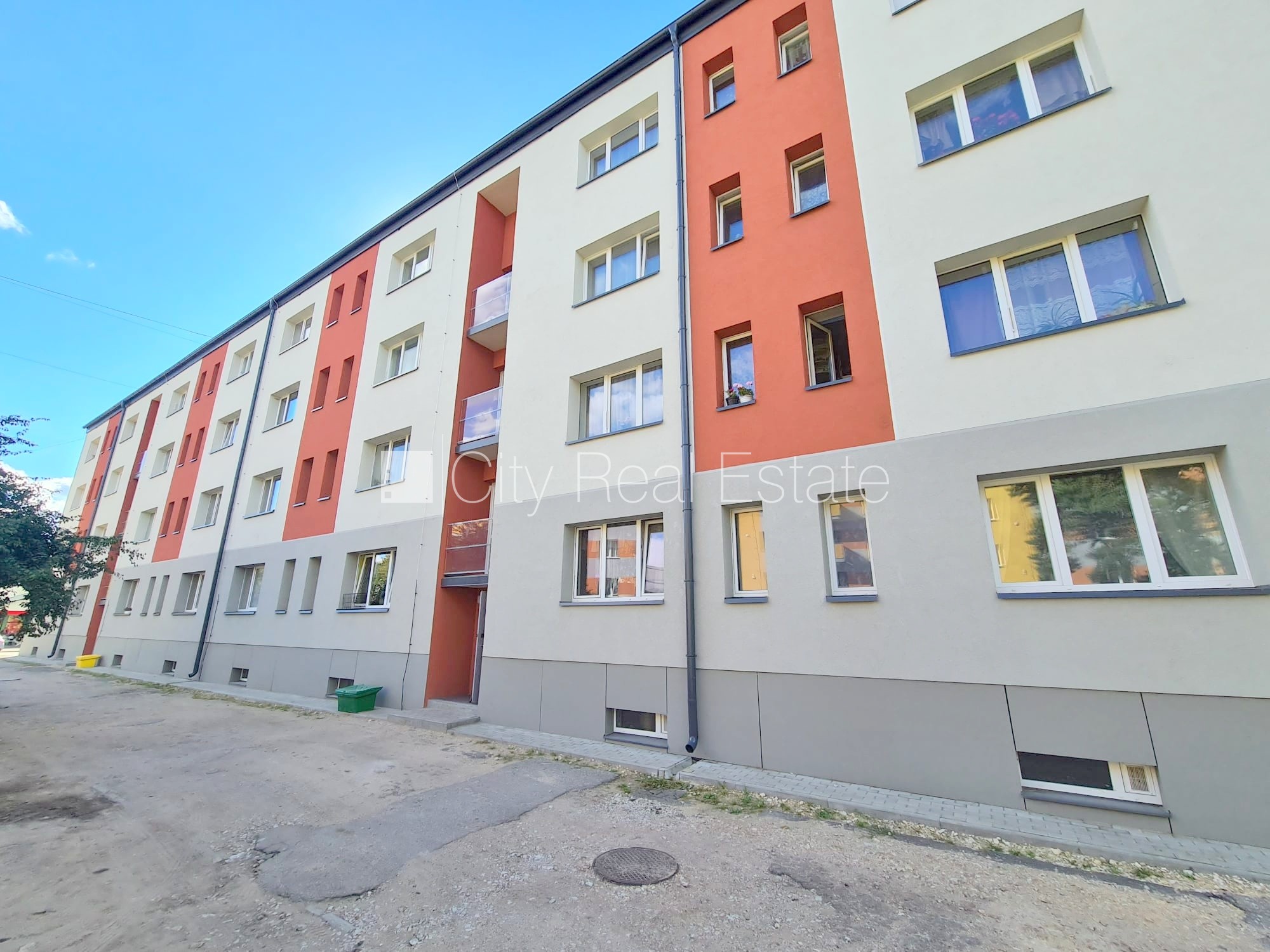 Sludinājumi. Zeme īpašumā, renovēta māja, fasāde ar dekoratīvo apmetumu, labiekārtota apzaļumota teritorija, Cena: 45000 EUR Foto #23