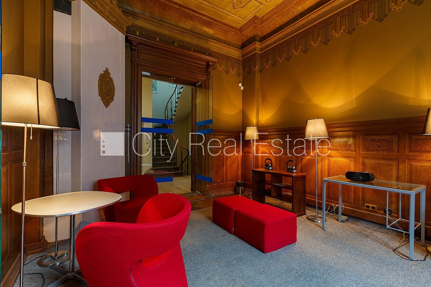 Объявление. Фасадный дом, реновированный дом, вход с улицы, лестничная клетка после капитального ремонта, окна Цена: 5000 EUR/мес. Foto #15