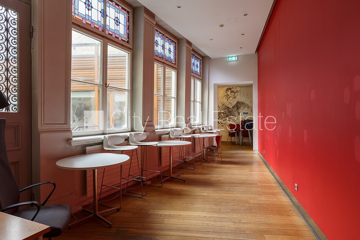 Объявление. Фасадный дом, реновированный дом, вход с улицы, лестничная клетка после капитального ремонта, окна Цена: 5000 EUR/мес. Foto #17