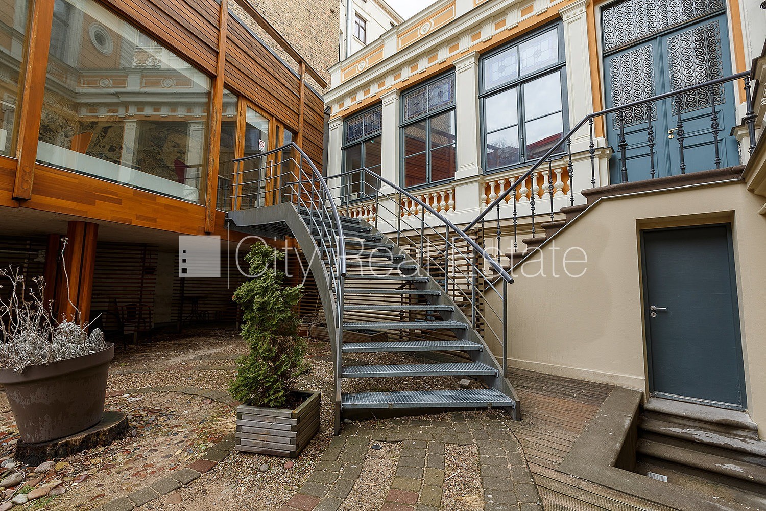 Объявление. Фасадный дом, реновированный дом, вход с улицы, лестничная клетка после капитального ремонта, окна Цена: 5000 EUR/мес. Foto #25