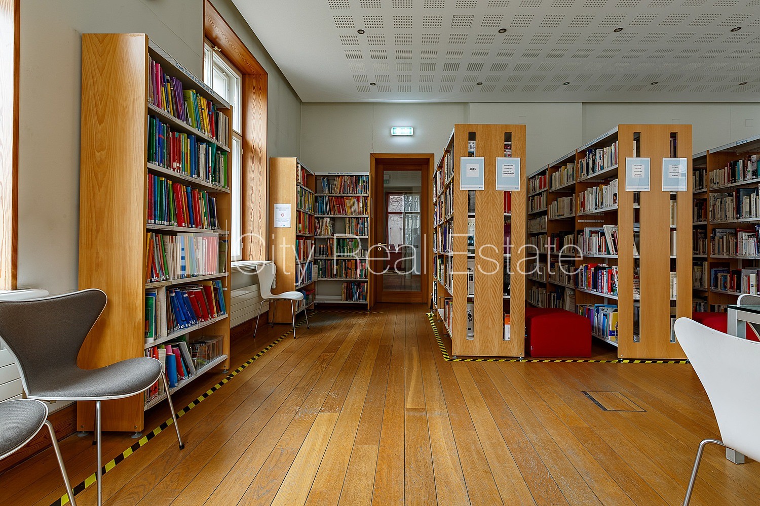 Объявление. Фасадный дом, реновированный дом, вход с улицы, лестничная клетка после капитального ремонта, окна Цена: 5000 EUR/мес. Foto #4