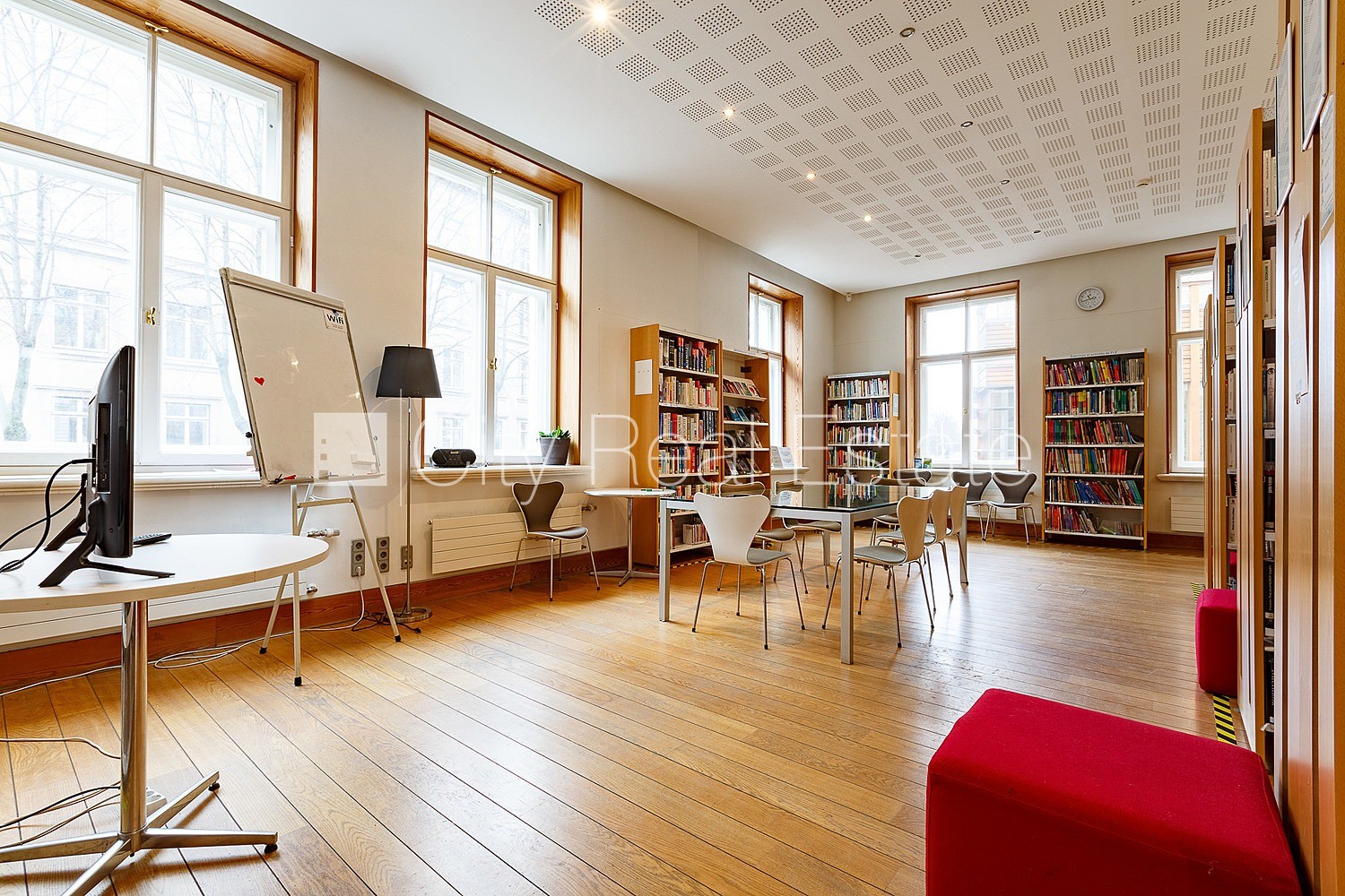 Объявление. Фасадный дом, реновированный дом, вход с улицы, лестничная клетка после капитального ремонта, окна Цена: 5000 EUR/мес. Foto #1