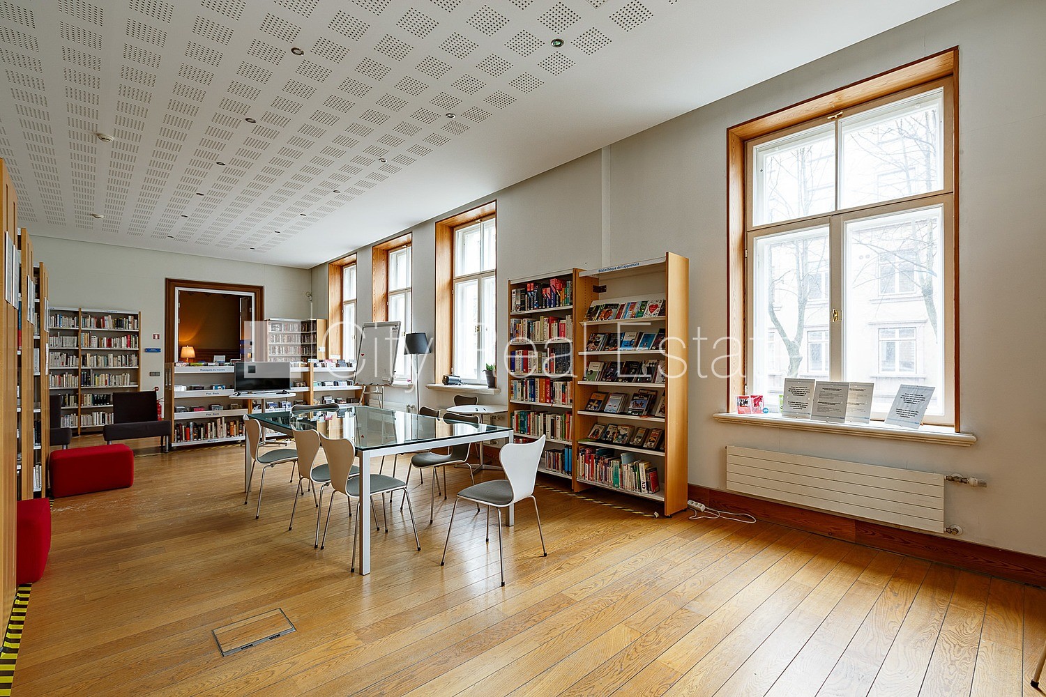 Объявление. Фасадный дом, реновированный дом, вход с улицы, лестничная клетка после капитального ремонта, окна Цена: 5000 EUR/мес. Foto #2