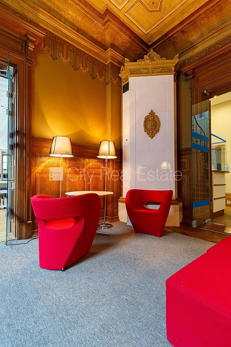 Объявление. Фасадный дом, реновированный дом, вход с улицы, лестничная клетка после капитального ремонта, окна Цена: 5000 EUR/мес. Foto #5