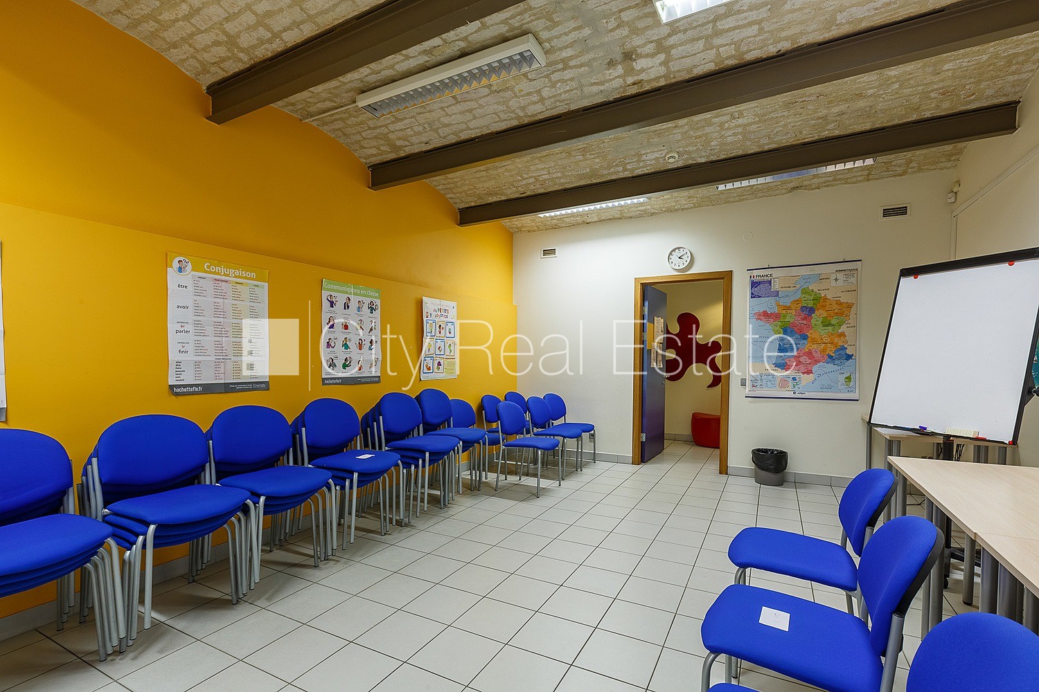 Объявление. Фасадный дом, реновированный дом, вход с улицы, лестничная клетка после капитального ремонта, окна Цена: 5000 EUR/мес. Foto #6