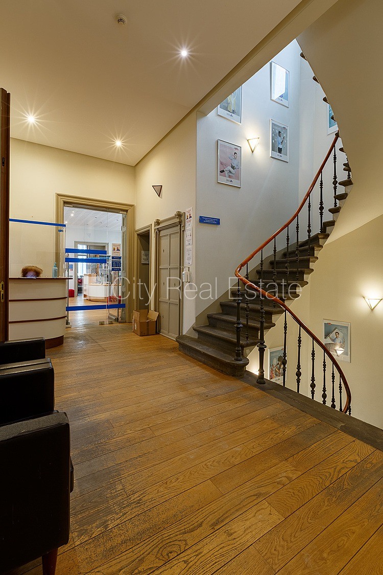 Объявление. Фасадный дом, реновированный дом, вход с улицы, лестничная клетка после капитального ремонта, окна Цена: 5000 EUR/мес. Foto #7