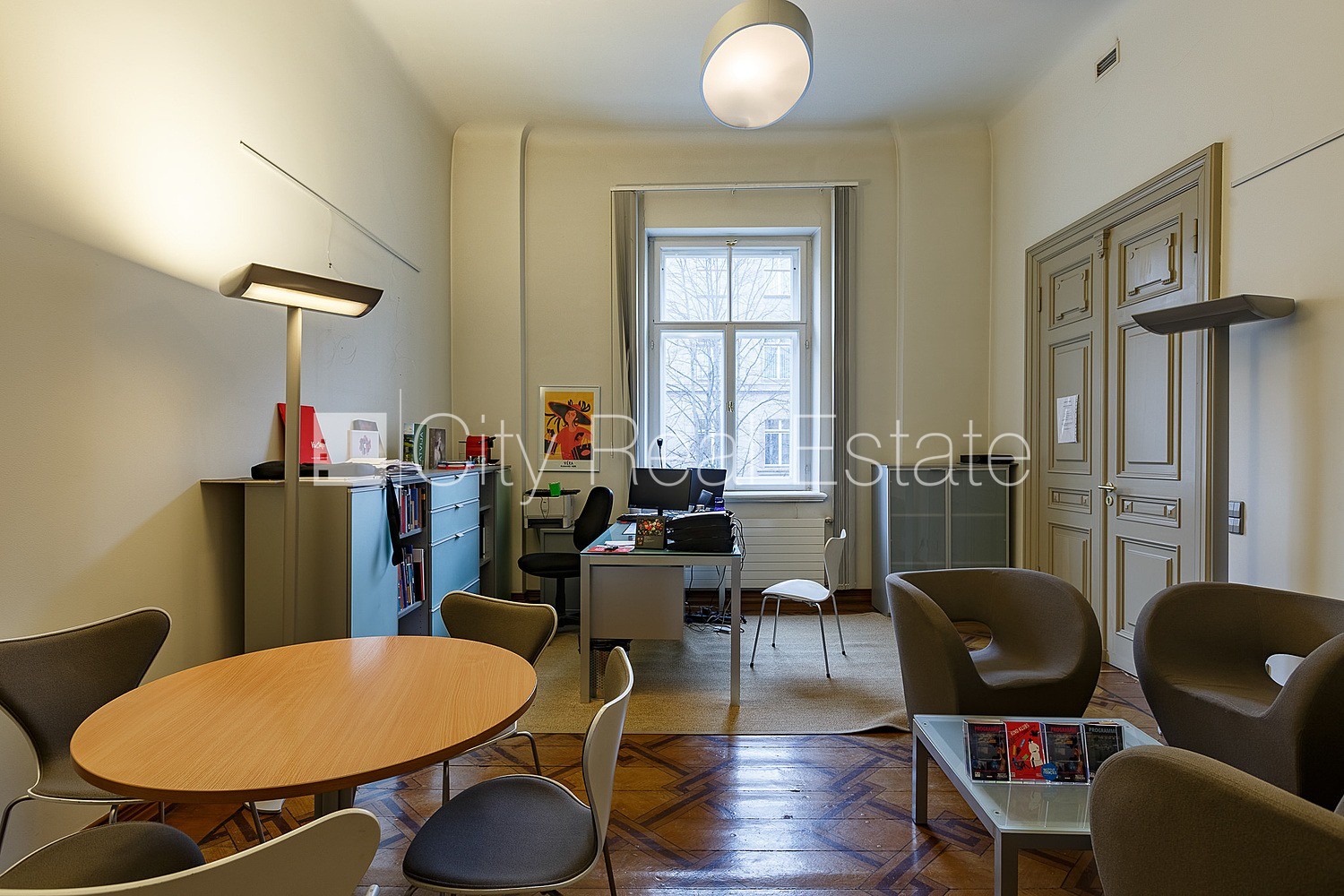 Объявление. Фасадный дом, реновированный дом, вход с улицы, лестничная клетка после капитального ремонта, окна Цена: 5000 EUR/мес. Foto #8