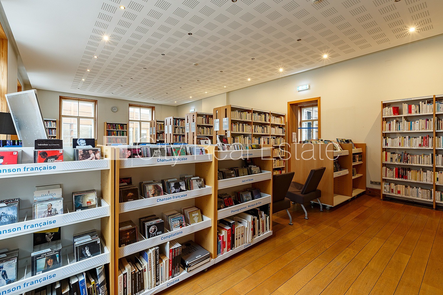 Объявление. Фасадный дом, реновированный дом, вход с улицы, лестничная клетка после капитального ремонта, окна Цена: 5000 EUR/мес. Foto #9