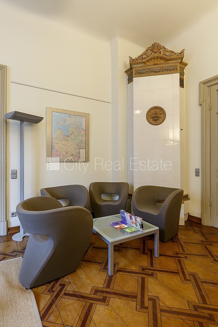 Объявление. Фасадный дом, реновированный дом, вход с улицы, лестничная клетка после капитального ремонта, окна Цена: 5000 EUR/мес. Foto #10