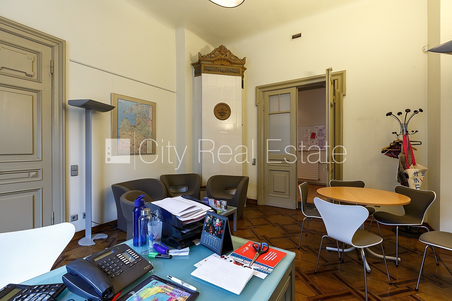 Объявление. Фасадный дом, реновированный дом, вход с улицы, лестничная клетка после капитального ремонта, окна Цена: 5000 EUR/мес. Foto #12