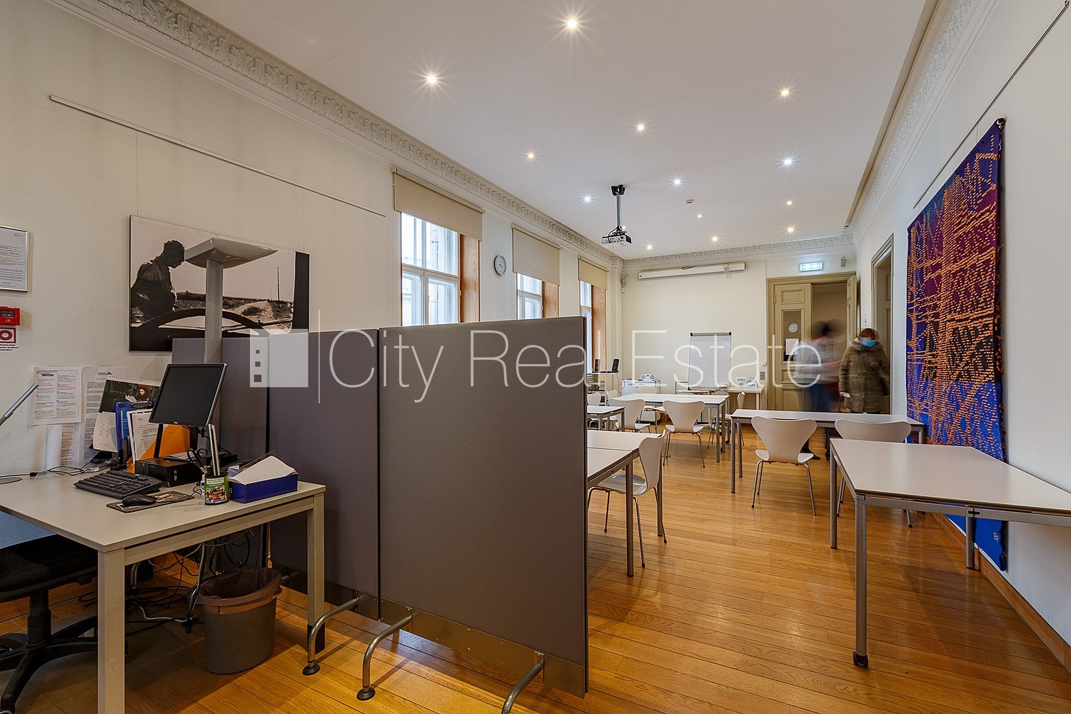 Объявление. Фасадный дом, реновированный дом, вход с улицы, лестничная клетка после капитального ремонта, окна Цена: 5000 EUR/мес. Foto #13