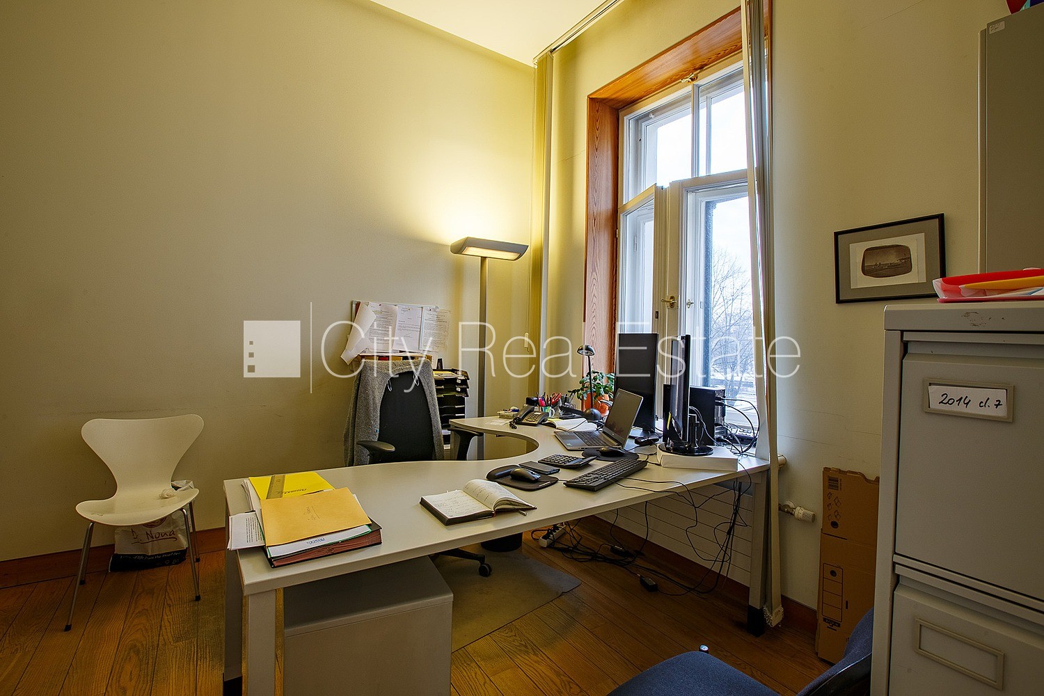 Объявление. Фасадный дом, реновированный дом, вход с улицы, лестничная клетка после капитального ремонта, окна Цена: 5000 EUR/мес. Foto #14