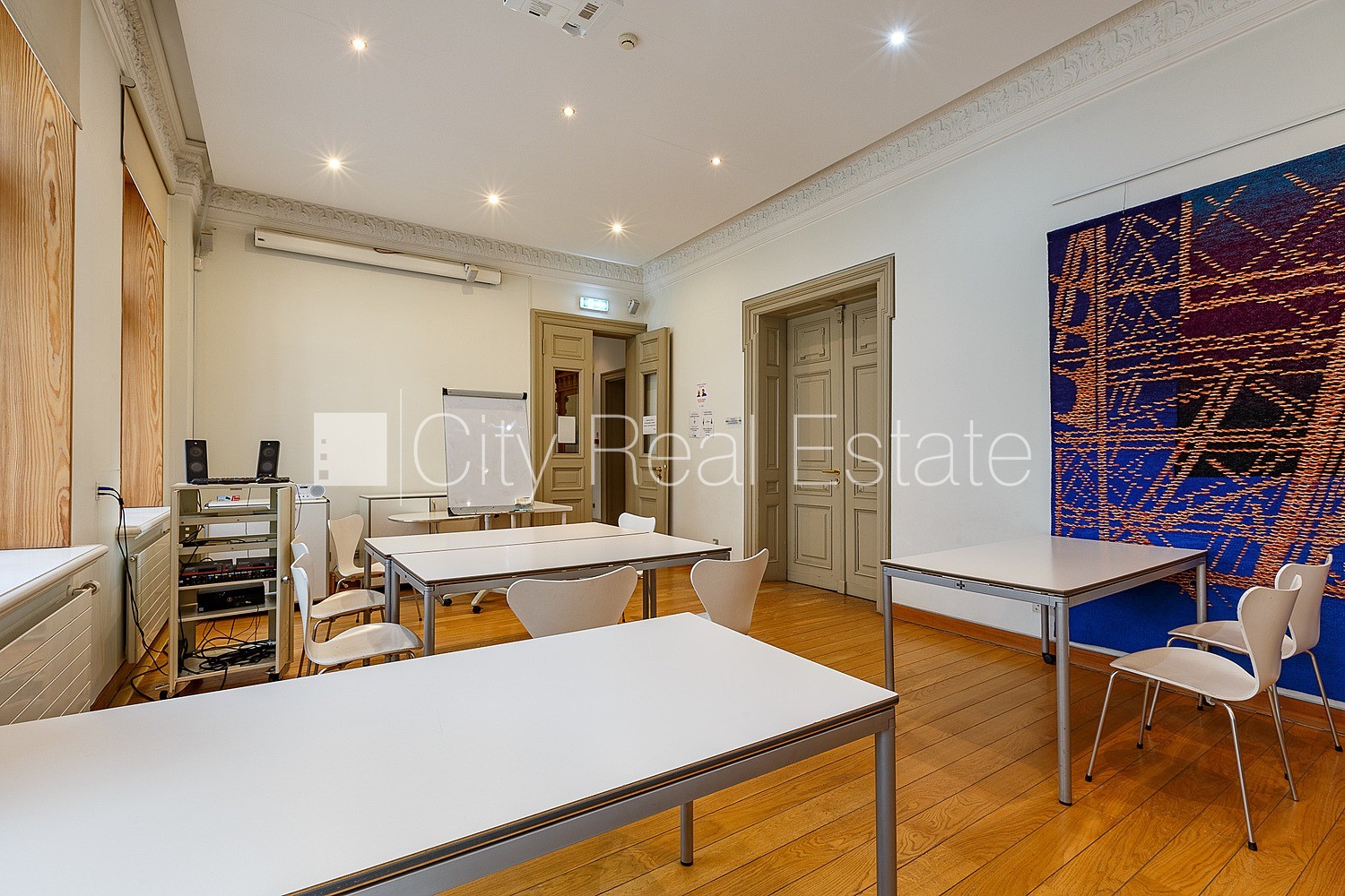 Объявление. Фасадный дом, реновированный дом, вход с улицы, лестничная клетка после капитального ремонта, окна Цена: 5000 EUR/мес. Foto #16