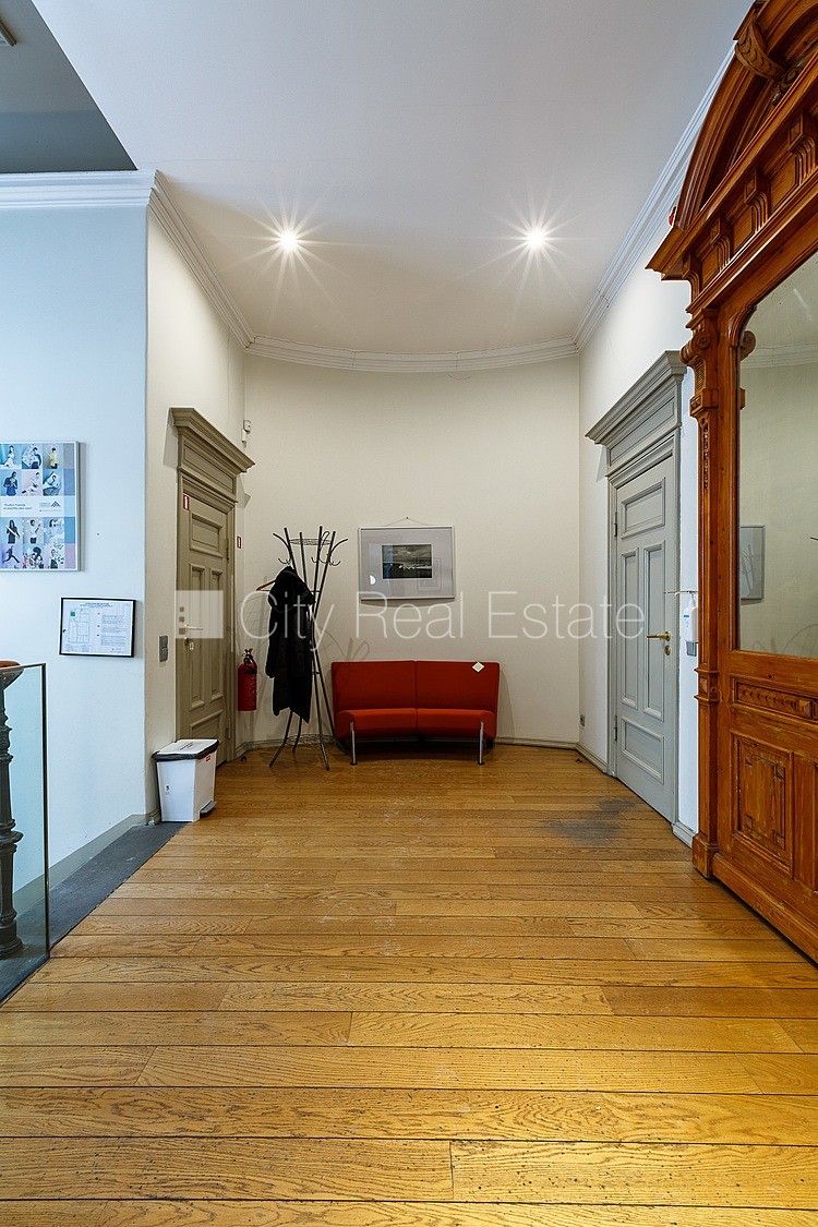 Объявление. Фасадный дом, реновированный дом, вход с улицы, лестничная клетка после капитального ремонта, окна Цена: 5000 EUR/мес. Foto #19