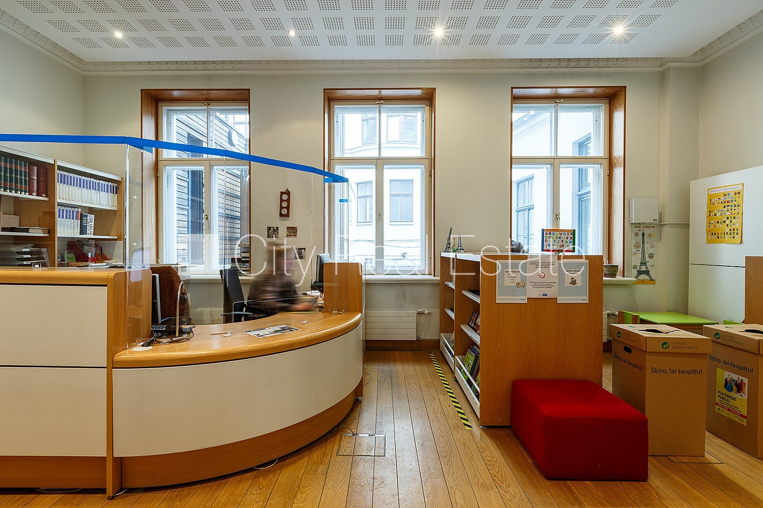 Объявление. Фасадный дом, реновированный дом, вход с улицы, лестничная клетка после капитального ремонта, окна Цена: 5000 EUR/мес. Foto #21