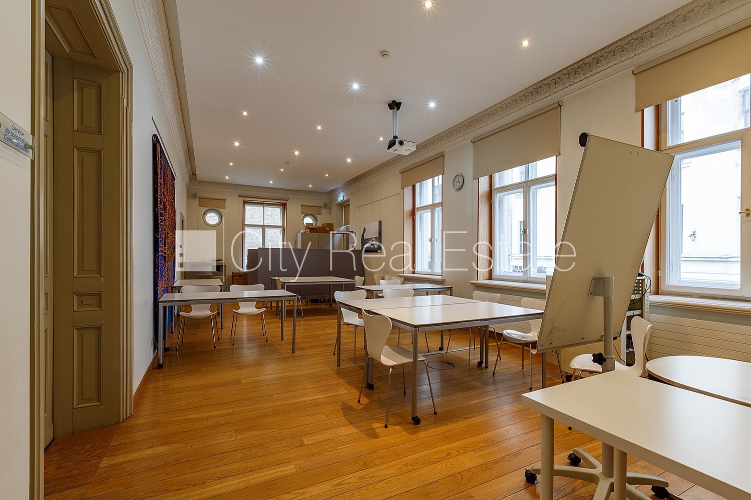 Объявление. Фасадный дом, реновированный дом, вход с улицы, лестничная клетка после капитального ремонта, окна Цена: 5000 EUR/мес. Foto #22