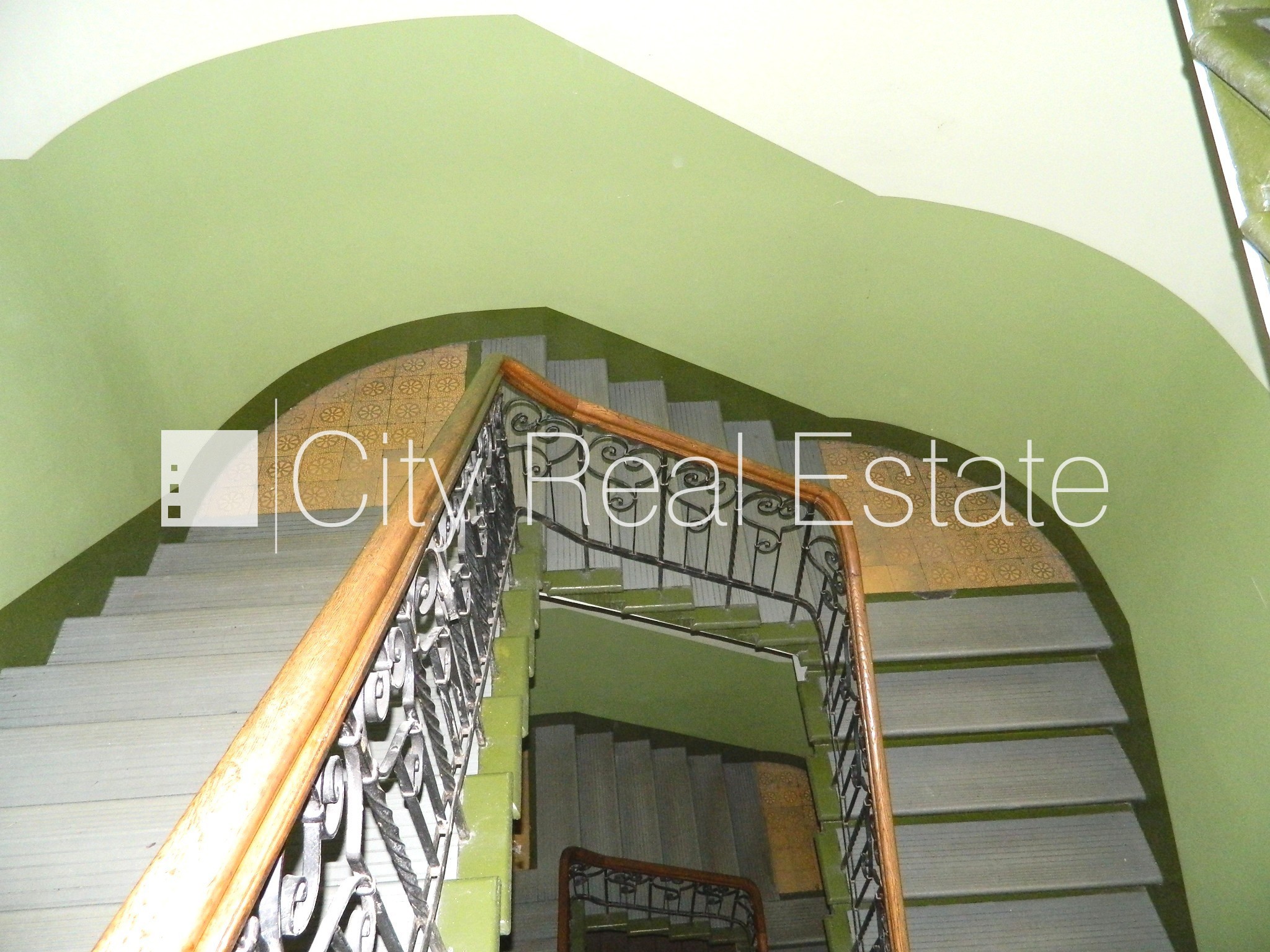 Sludinājumi. Fasādes māja, renovēta māja, ieeja no ielas, ir lifts, kāpņu telpa pēc kosmētiskā remonta, logi Cena: 420 EUR/mēn Foto #14