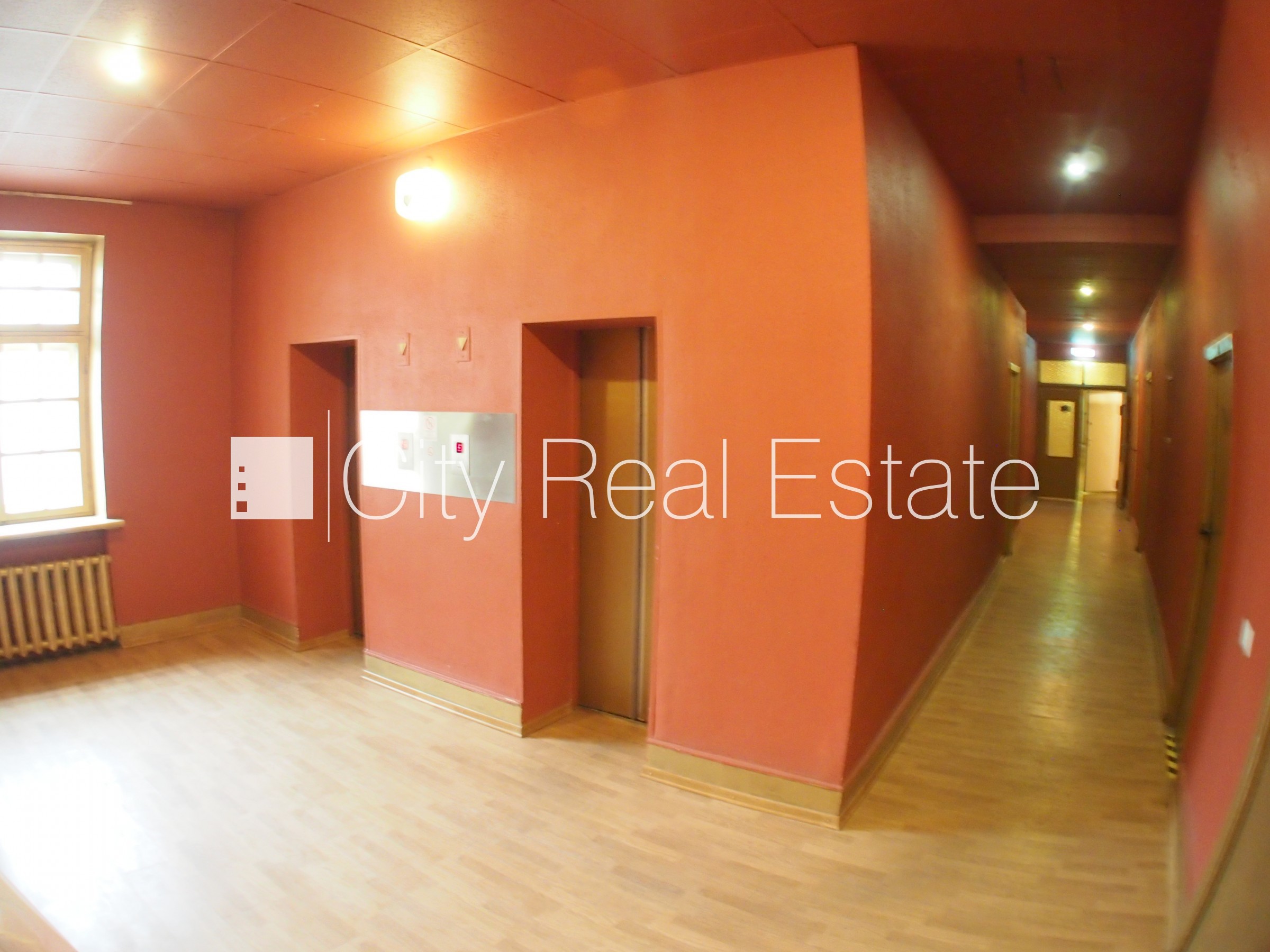 Sludinājumi. Fasādes māja, renovēta māja, ieeja no ielas, ir lifts, kāpņu telpa pēc kosmētiskā remonta, logi Cena: 420 EUR/mēn Foto #12