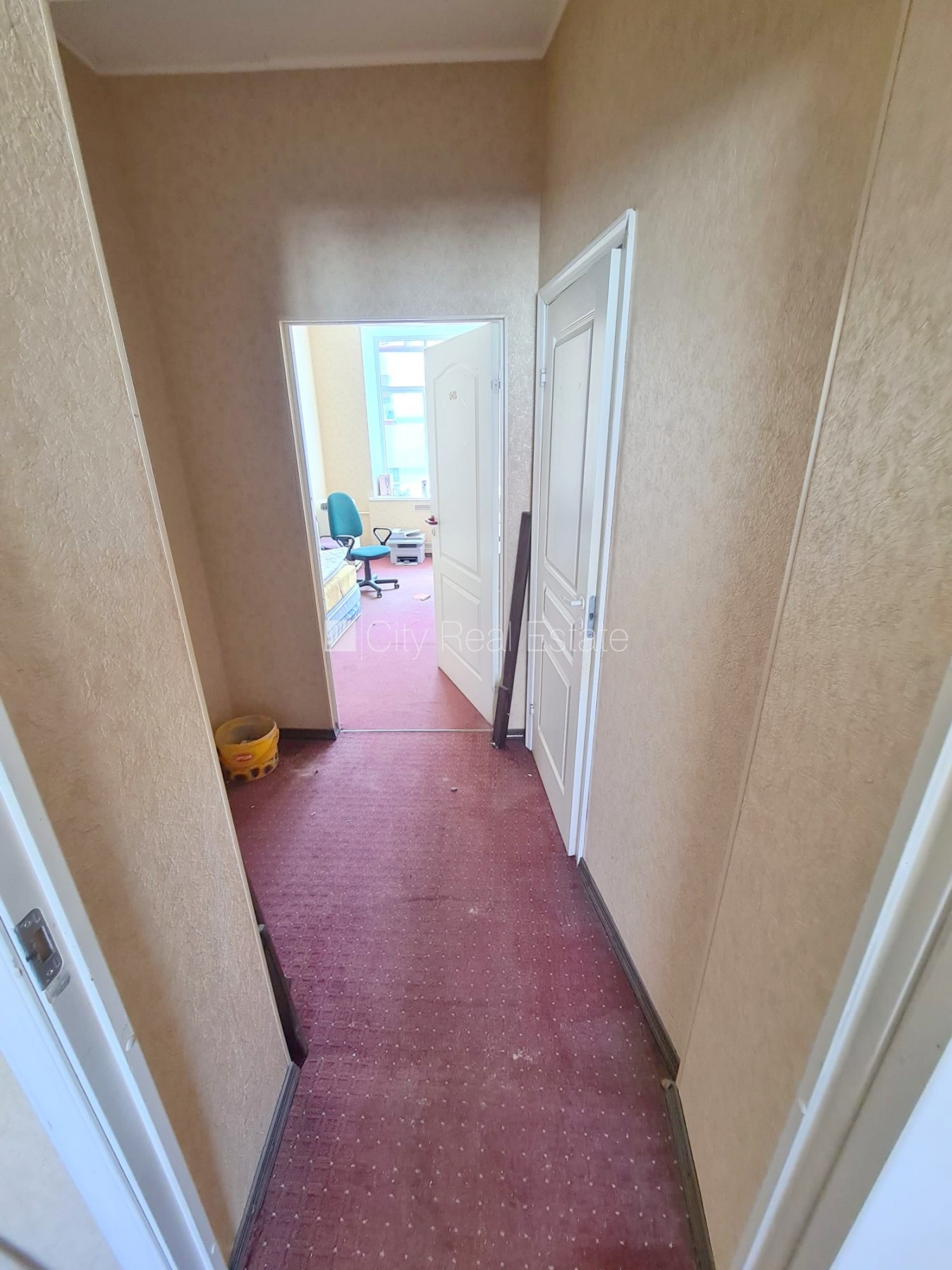 Sludinājumi. Fasādes māja, renovēta māja, ieeja no ielas, ir lifts, kāpņu telpa pēc kosmētiskā remonta, logi Cena: 420 EUR/mēn Foto #4