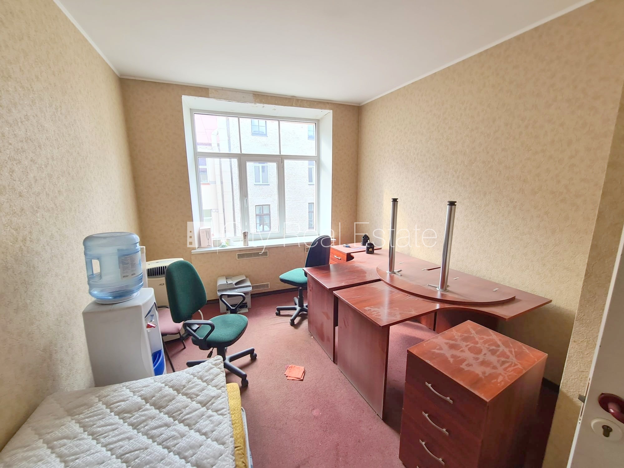 Sludinājumi. Fasādes māja, renovēta māja, ieeja no ielas, ir lifts, kāpņu telpa pēc kosmētiskā remonta, logi Cena: 420 EUR/mēn Foto #2