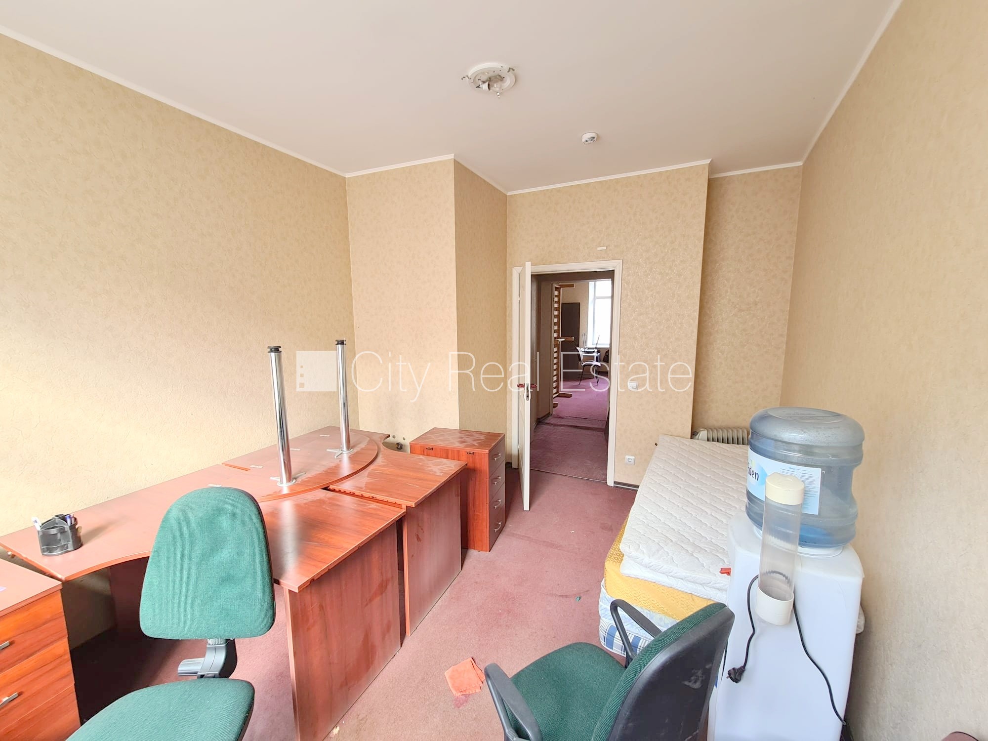 Sludinājumi. Fasādes māja, renovēta māja, ieeja no ielas, ir lifts, kāpņu telpa pēc kosmētiskā remonta, logi Cena: 420 EUR/mēn Foto #3