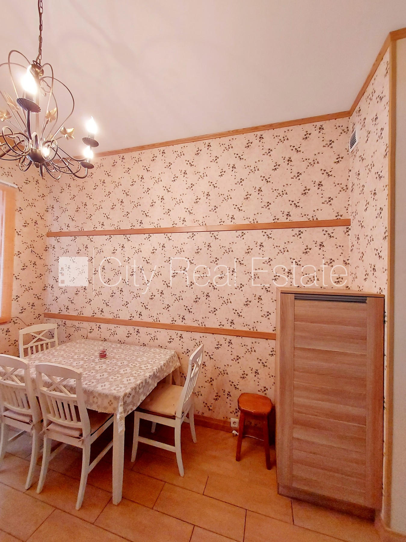 Sludinājumi. Pagalma ēka, labiekārtots apzaļumots pagalms, ieeja no pagalma, mansards, kāpņu telpa pēc Cena: 220000 EUR Foto #4