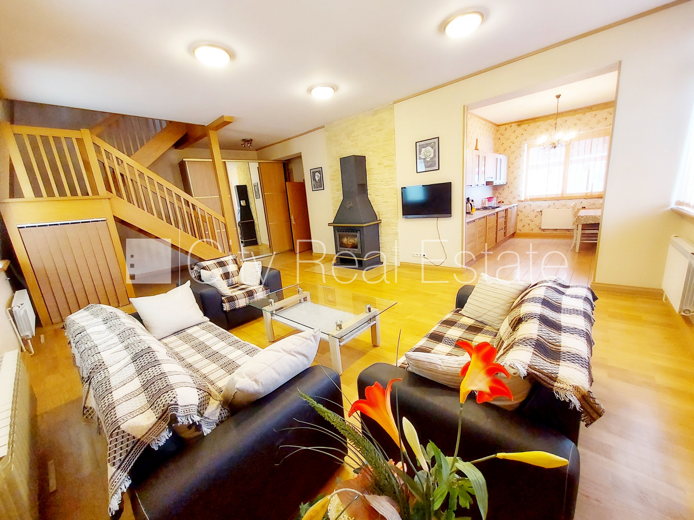 Sludinājumi. Pagalma ēka, labiekārtots apzaļumots pagalms, ieeja no pagalma, mansards, kāpņu telpa pēc Cena: 220000 EUR Foto #1