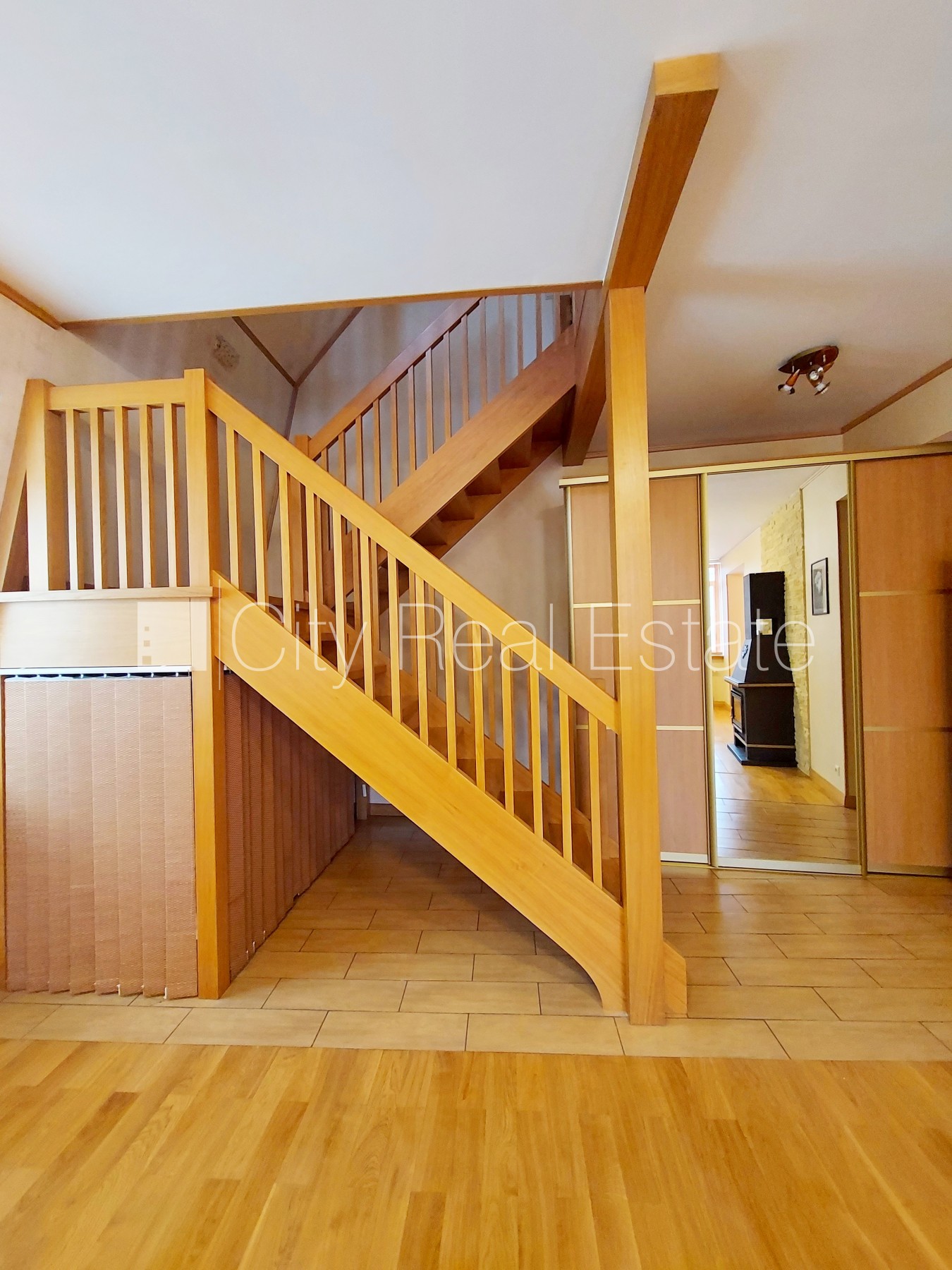 Sludinājumi. Pagalma ēka, labiekārtots apzaļumots pagalms, ieeja no pagalma, mansards, kāpņu telpa pēc Cena: 220000 EUR Foto #2