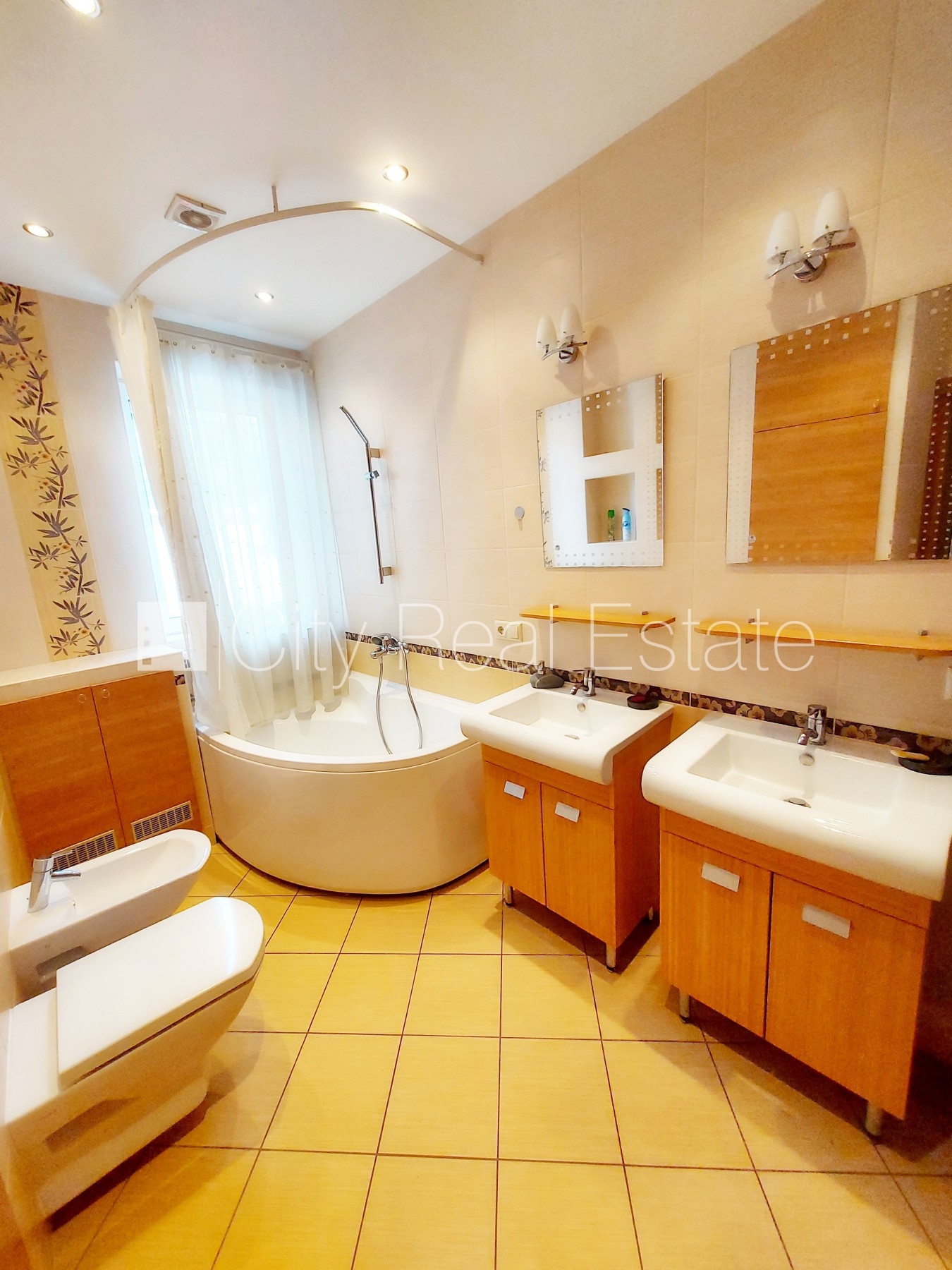 Sludinājumi. Pagalma ēka, labiekārtots apzaļumots pagalms, ieeja no pagalma, mansards, kāpņu telpa pēc Cena: 220000 EUR Foto #13