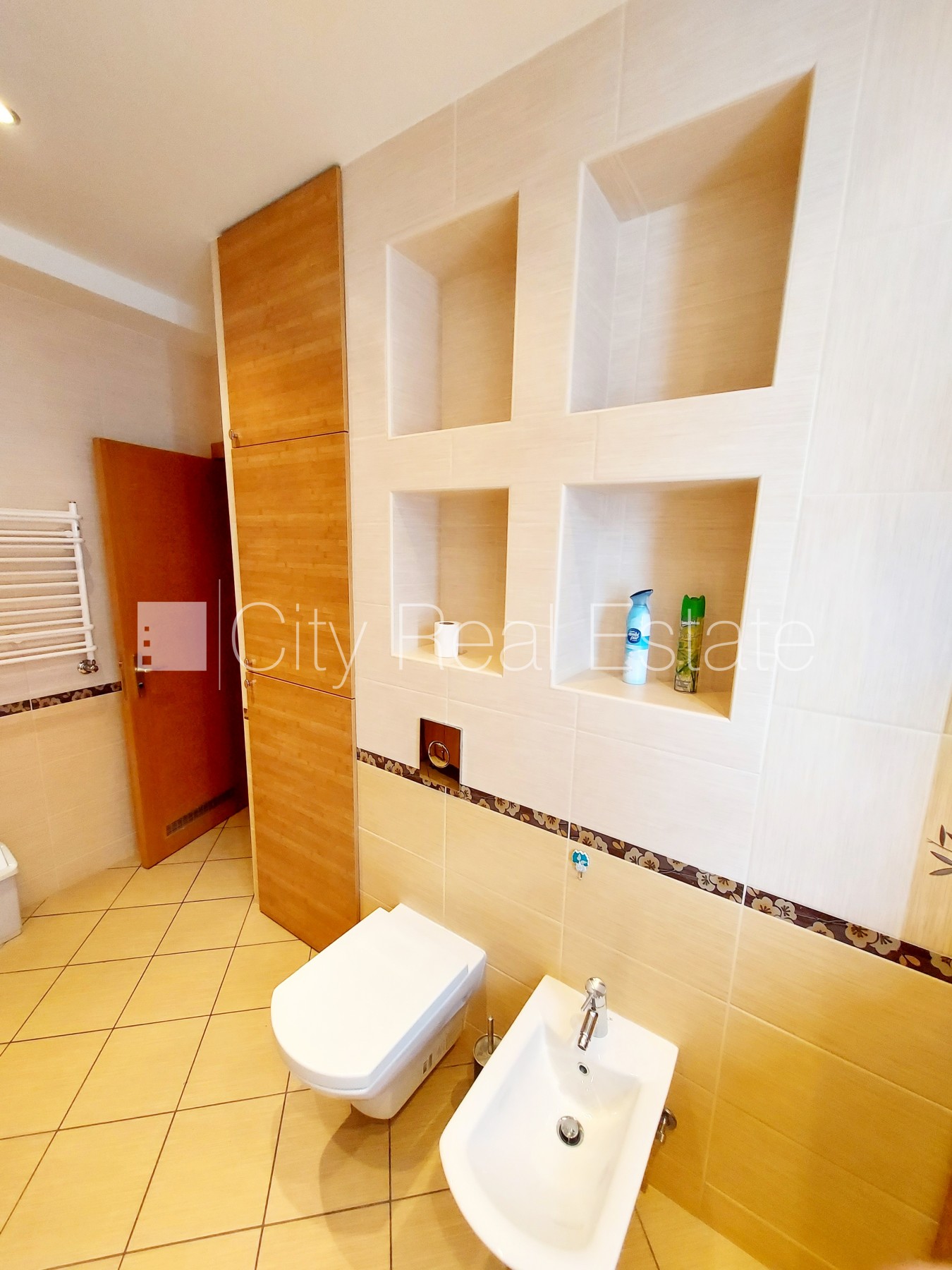 Sludinājumi. Pagalma ēka, labiekārtots apzaļumots pagalms, ieeja no pagalma, mansards, kāpņu telpa pēc Cena: 220000 EUR Foto #14