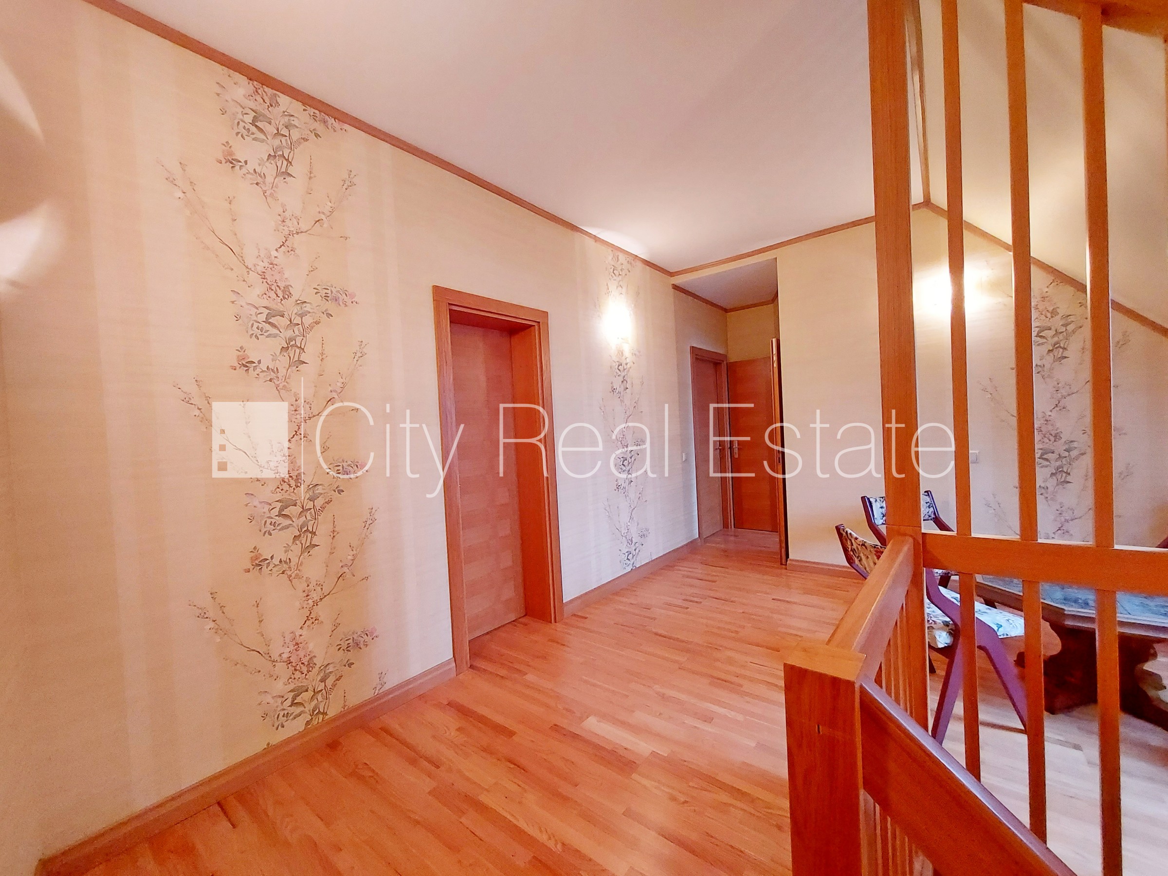 Sludinājumi. Pagalma ēka, labiekārtots apzaļumots pagalms, ieeja no pagalma, mansards, kāpņu telpa pēc Cena: 220000 EUR Foto #9